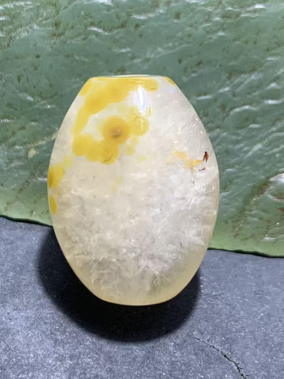 精美满冰飘鸡油黄战国红玛瑙随形勒子一颗！