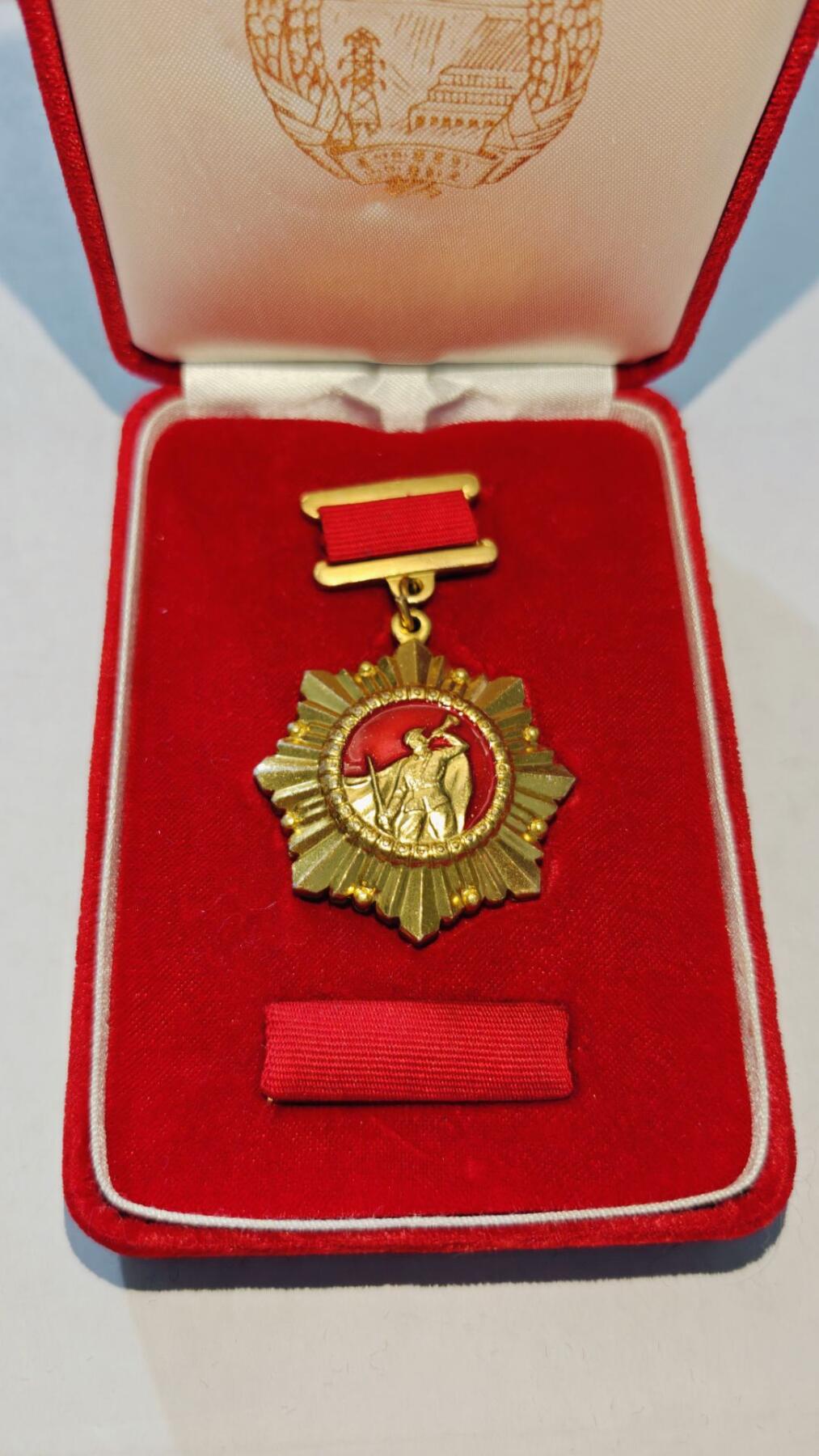 东亚勋章徽章主题拍卖8（120件） 朝鲜祖国解放勋章（带盒带略