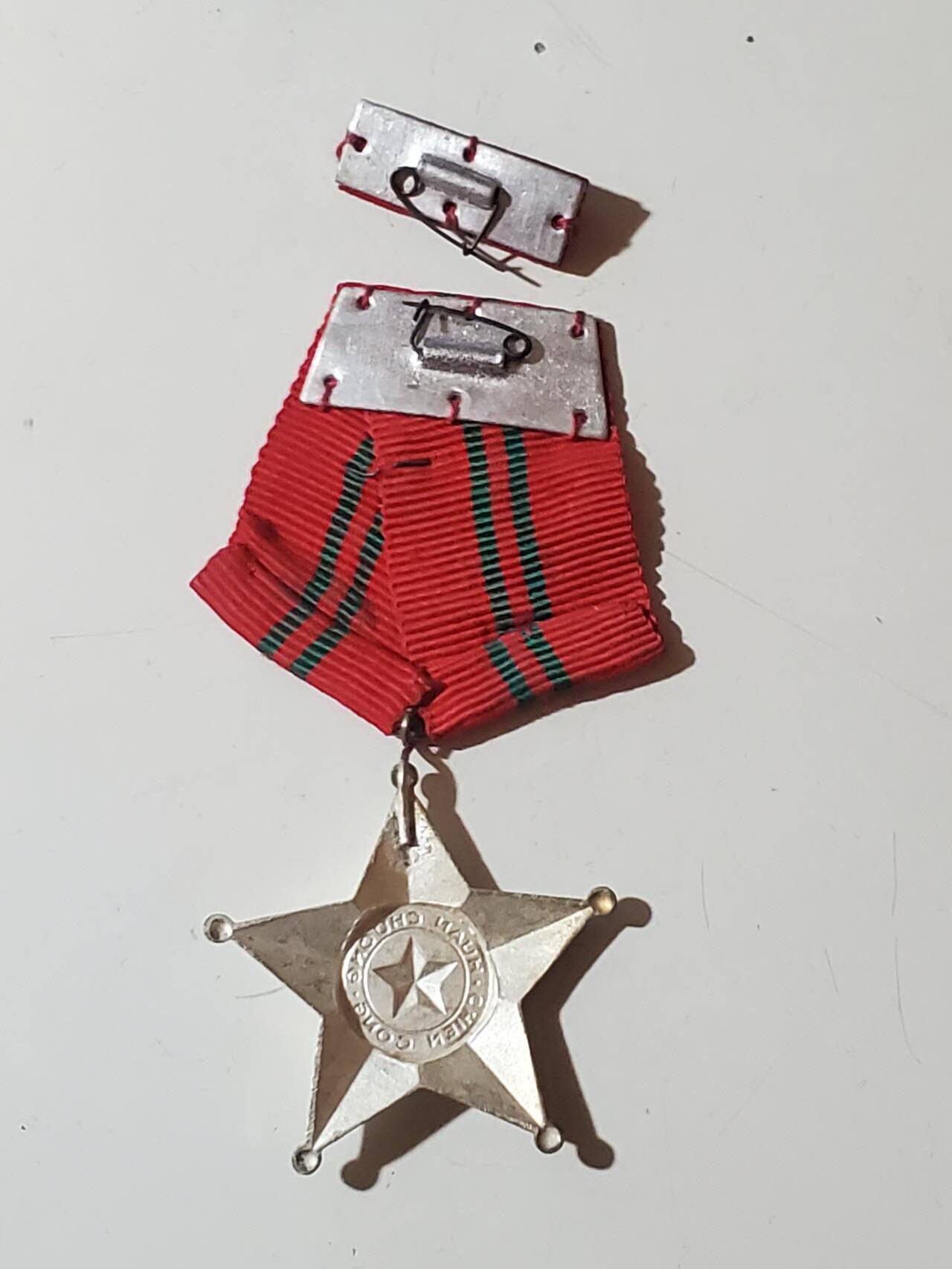 韵星假日军品类拍卖第42期 -- Rimey Holidays Militaria Auction 42 越南民主共和国（北越）三级战功勋章带略 白铜版本 战时