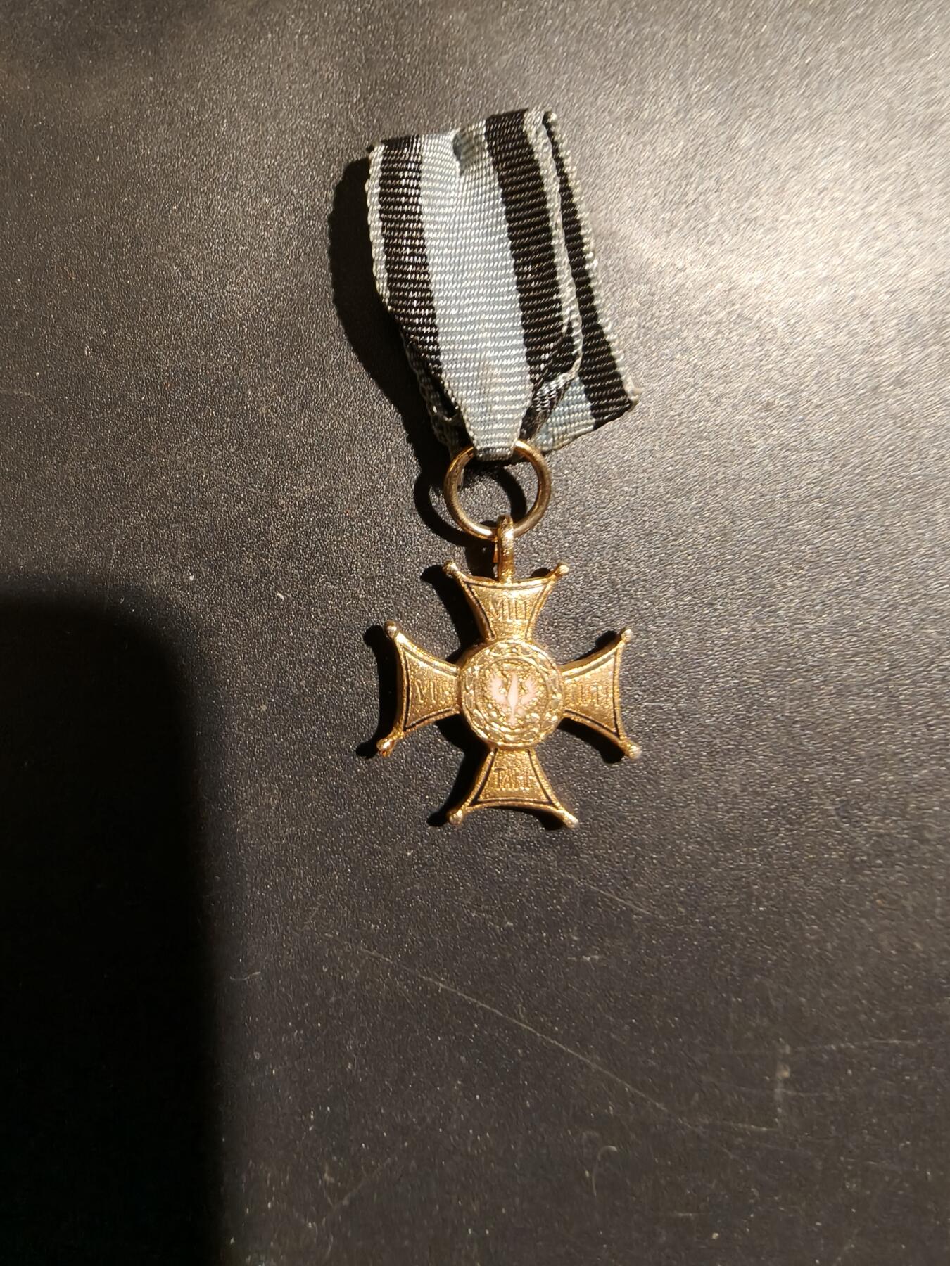 老王徽章第183期 波兰人共骑士级军事功绩勋章迷你章