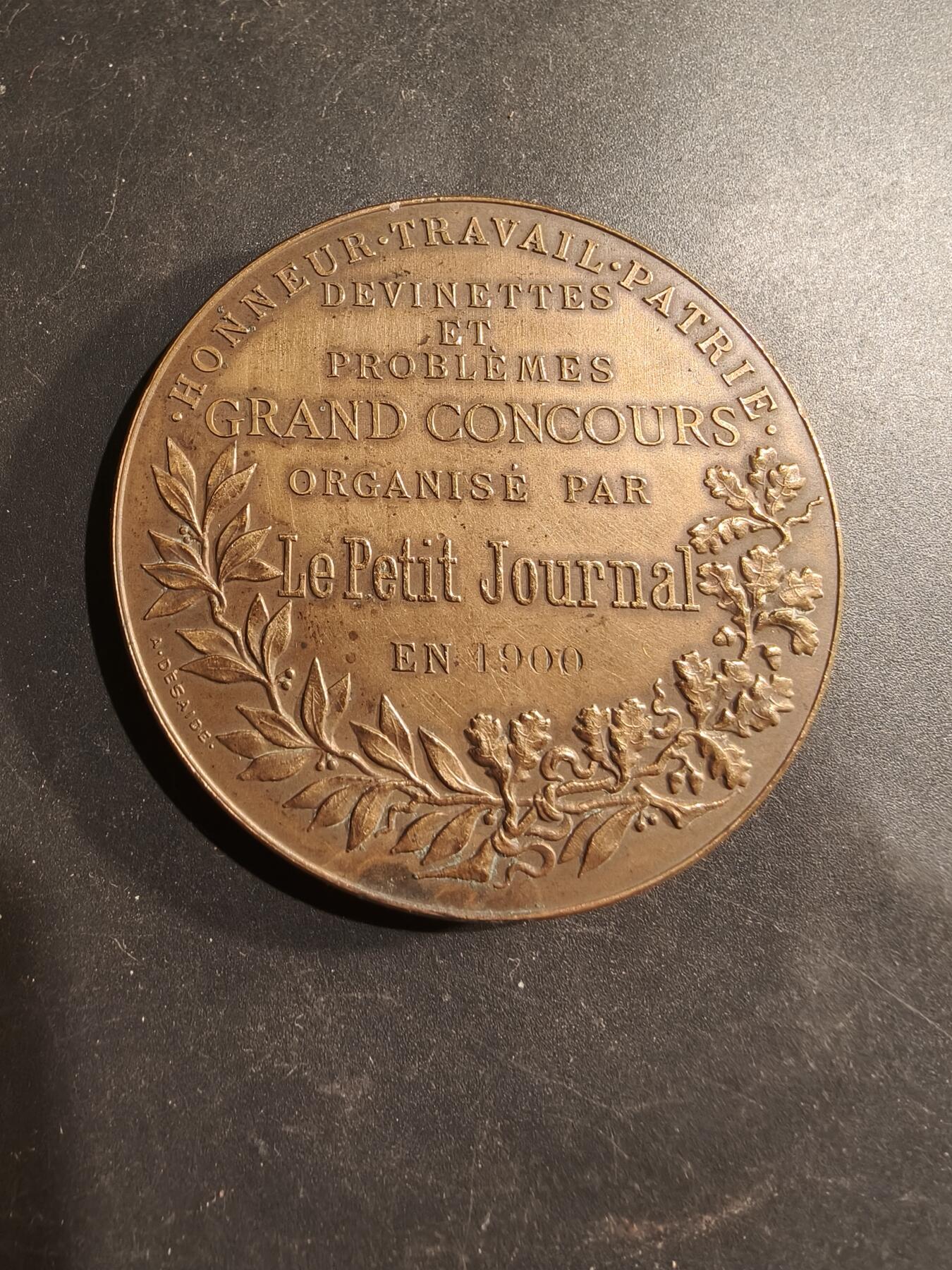 老王徽章第183期 法国1900年《小日报》“智力竞赛与问题大奖赛”大铜章      原盒，盒子连接处松动     直径58mm    重量101.7g