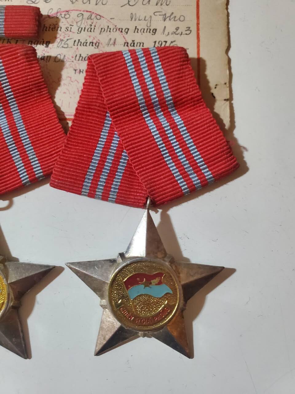 韵星假日军品类拍卖第42期 -- Rimey Holidays Militaria Auction 42 越南南方共和国（越共）一二三级别解放战士勋章带证略一套 证书上为1、2、3级一套总体记录 均为白铜镀银战时版本 2、3等级带略 