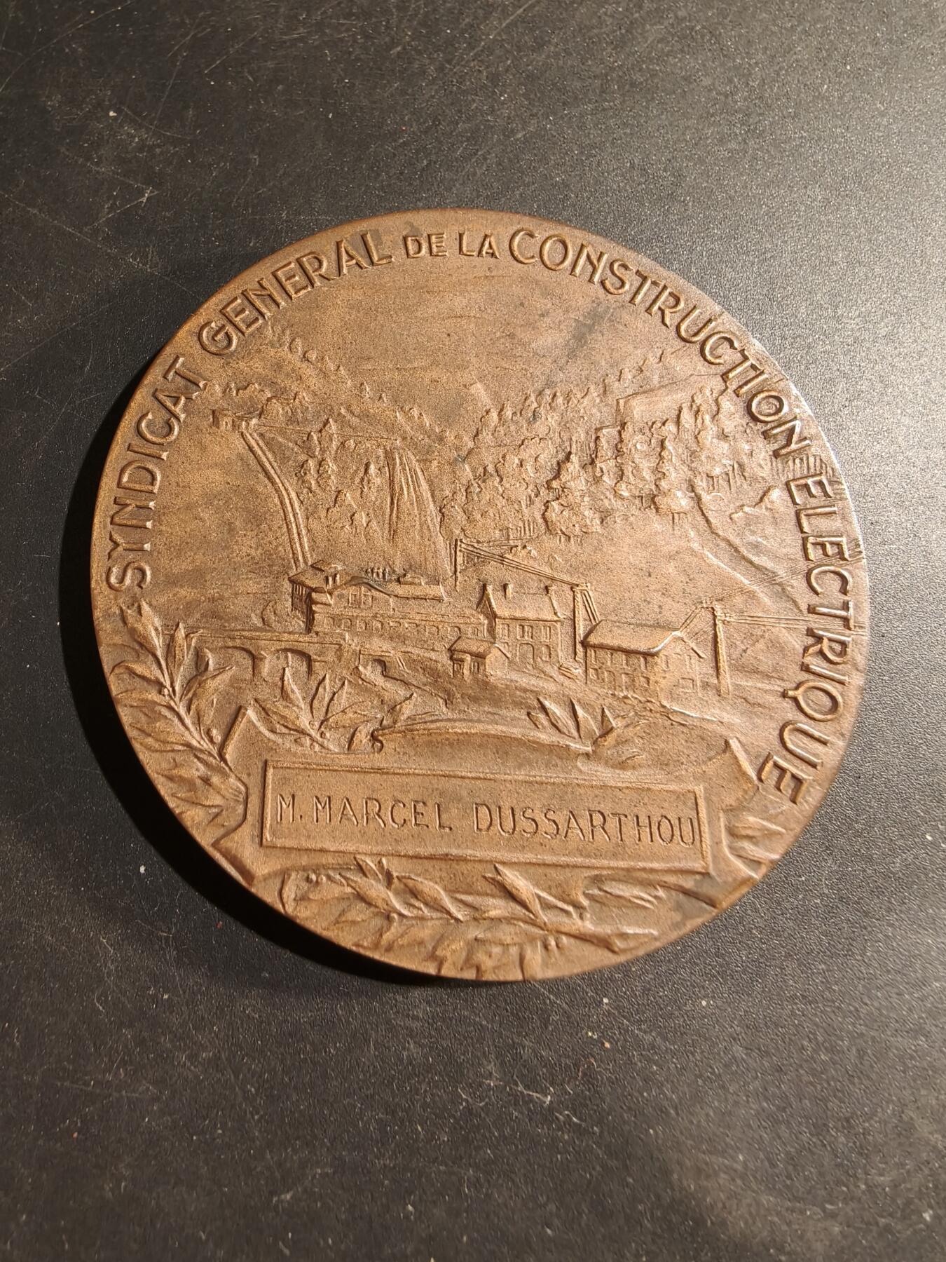 老王徽章第183期 法国电气工程总工会大铜章     原盒     直径68mm     重量148.1g