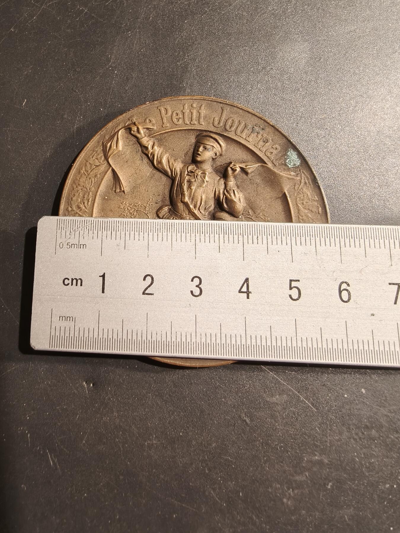 老王徽章第183期 法国1905年《小日报》“谜语大奖赛”大铜章      原盒     直径58mm    重量76.9g