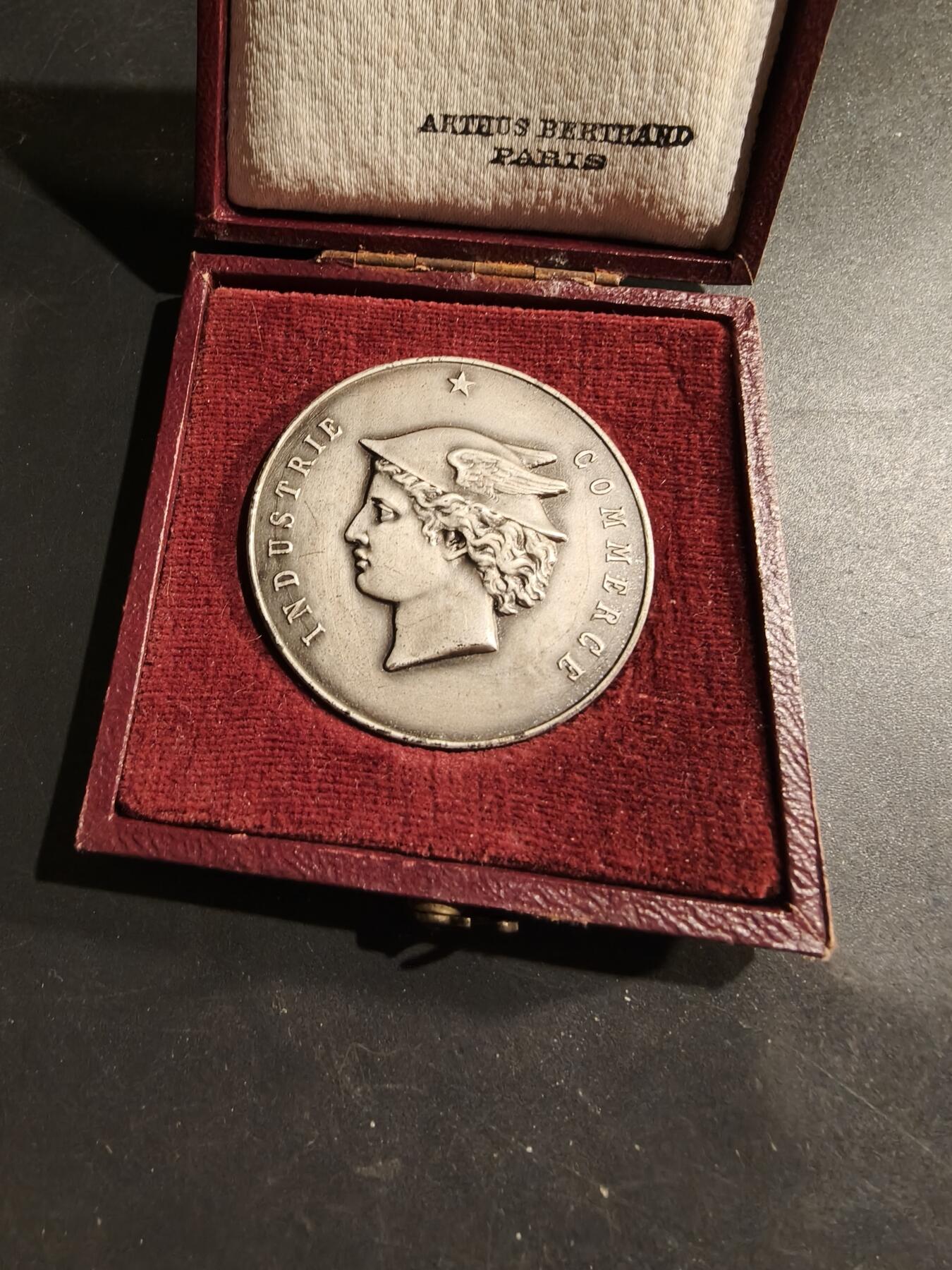 老王徽章第183期 法国阿让和洛特-加龙省工商会镀银大铜章    原盒     直径41mm    重量27.3g