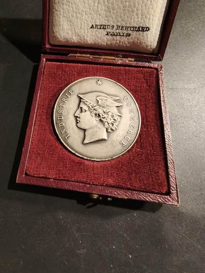 老王徽章第183期 - 法国阿让和洛特-加龙省工商会镀银大铜章    原盒     直径41mm    重量27.3g