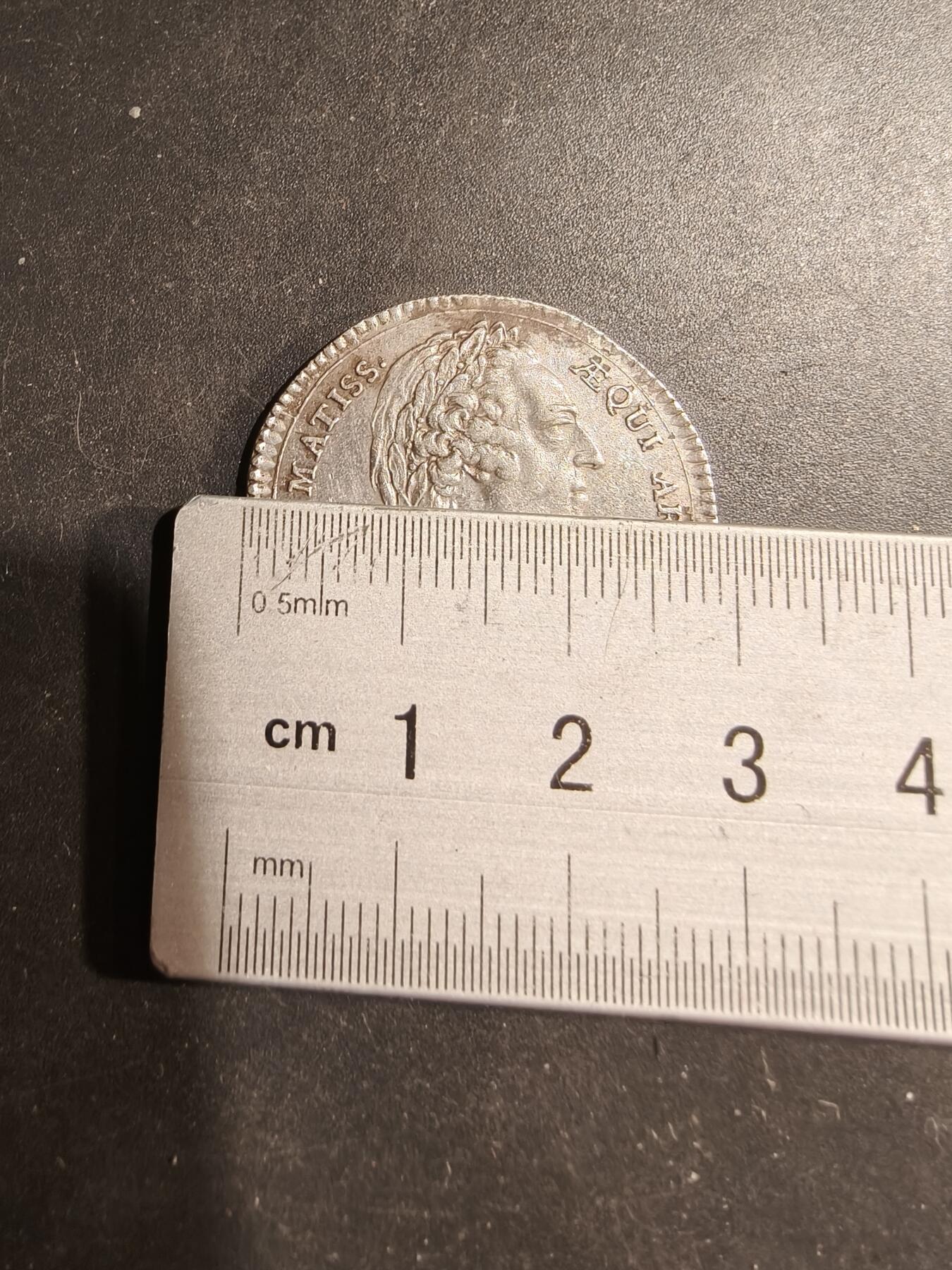 老王徽章第183期 法国1758年迪耶普商会银代币    950银     直径29mm    重量8.5g