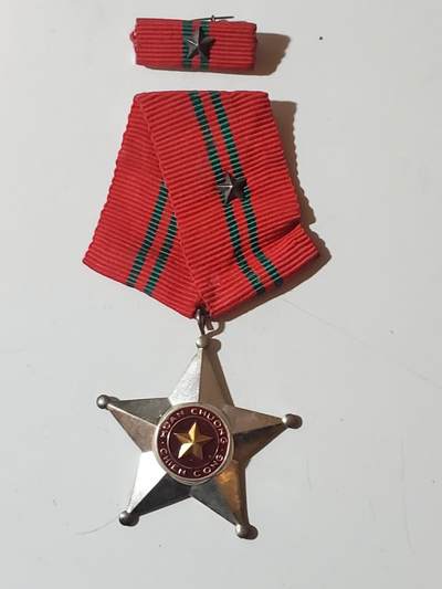 韵星假日军品类拍卖第42期 -- Rimey Holidays Militaria Auction 42 - 越南民主共和国（北越）三级战功勋章带略 白铜版本 战时