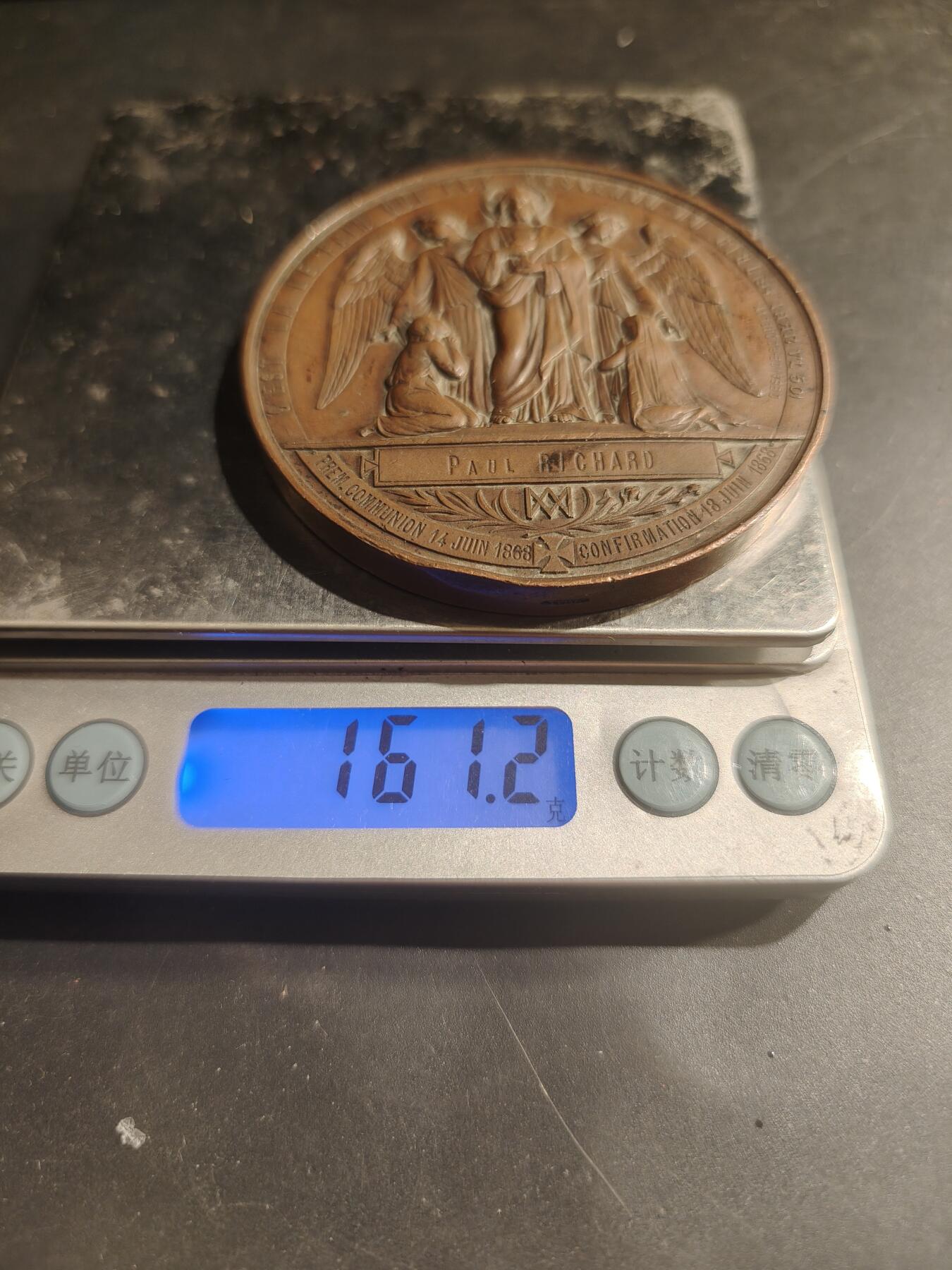 老王徽章第183期 法国天主教会坚信礼大铜章     1868年实发     蜜蜂cuivre铜标     直径68mm     重量161.2g