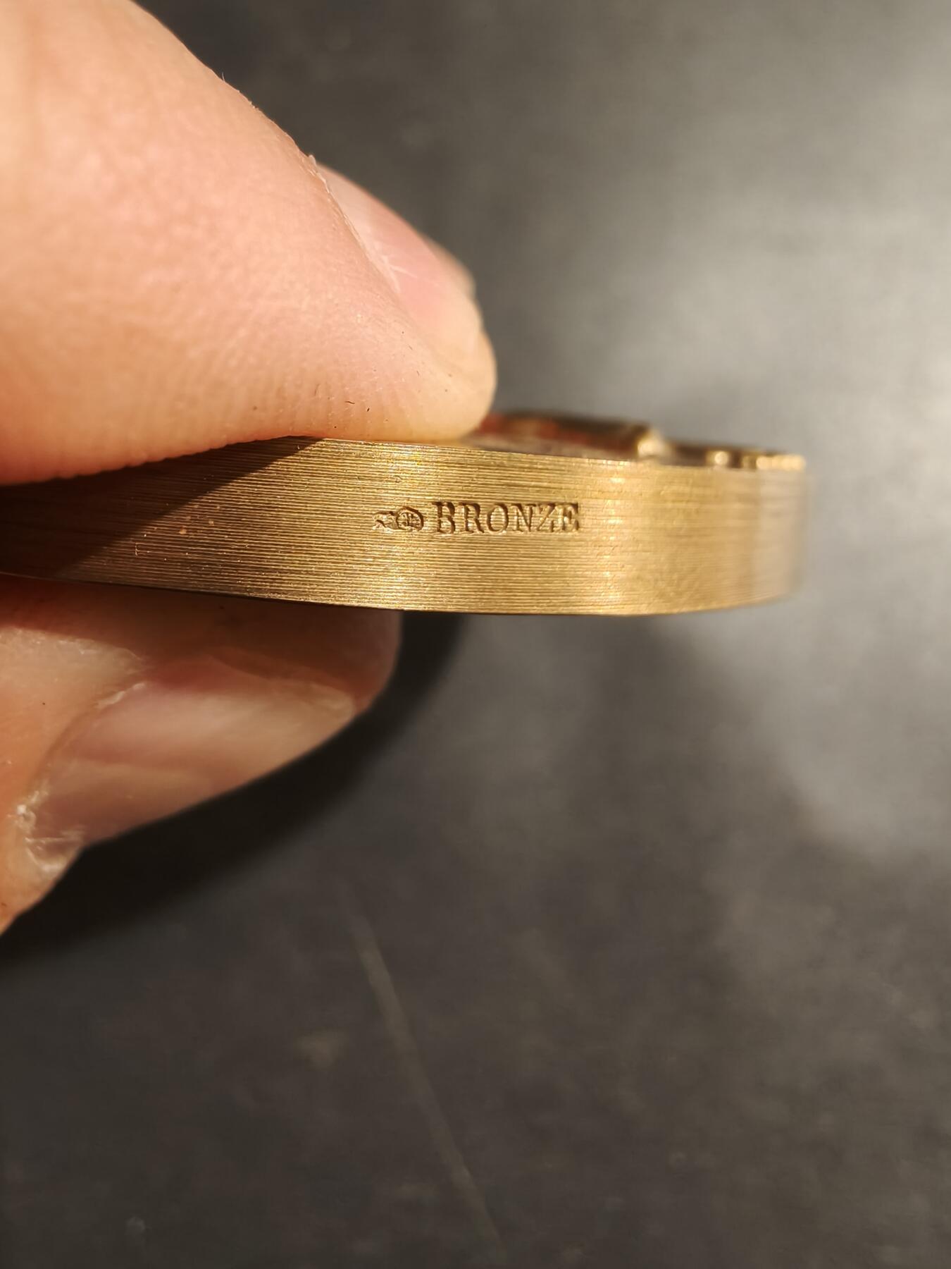 老王徽章第183期 法国电气工程总工会大铜章     原盒     直径66mm     重量164.3g