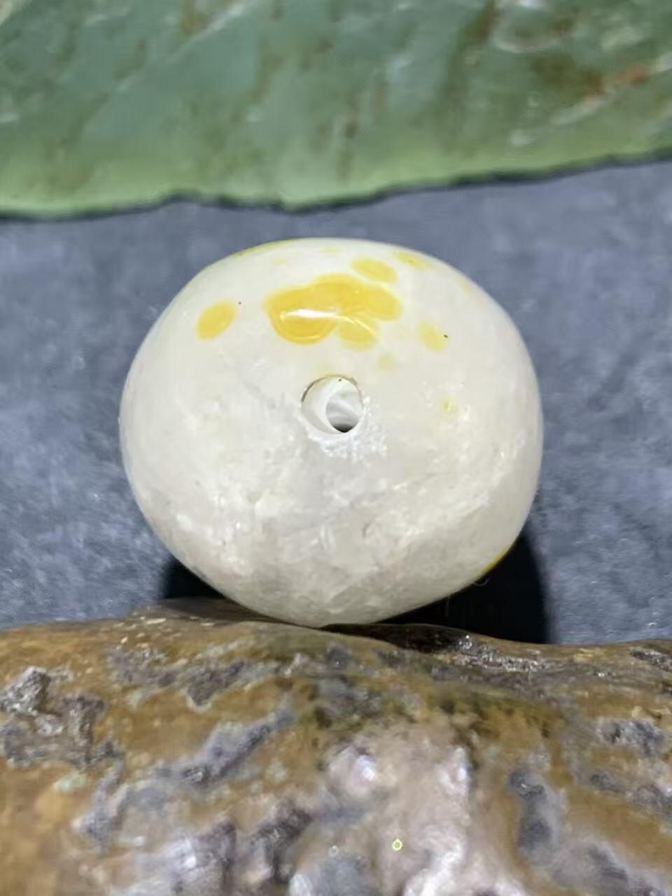 精美满冰飘鸡油黄战国红玛瑙随形勒子一颗！