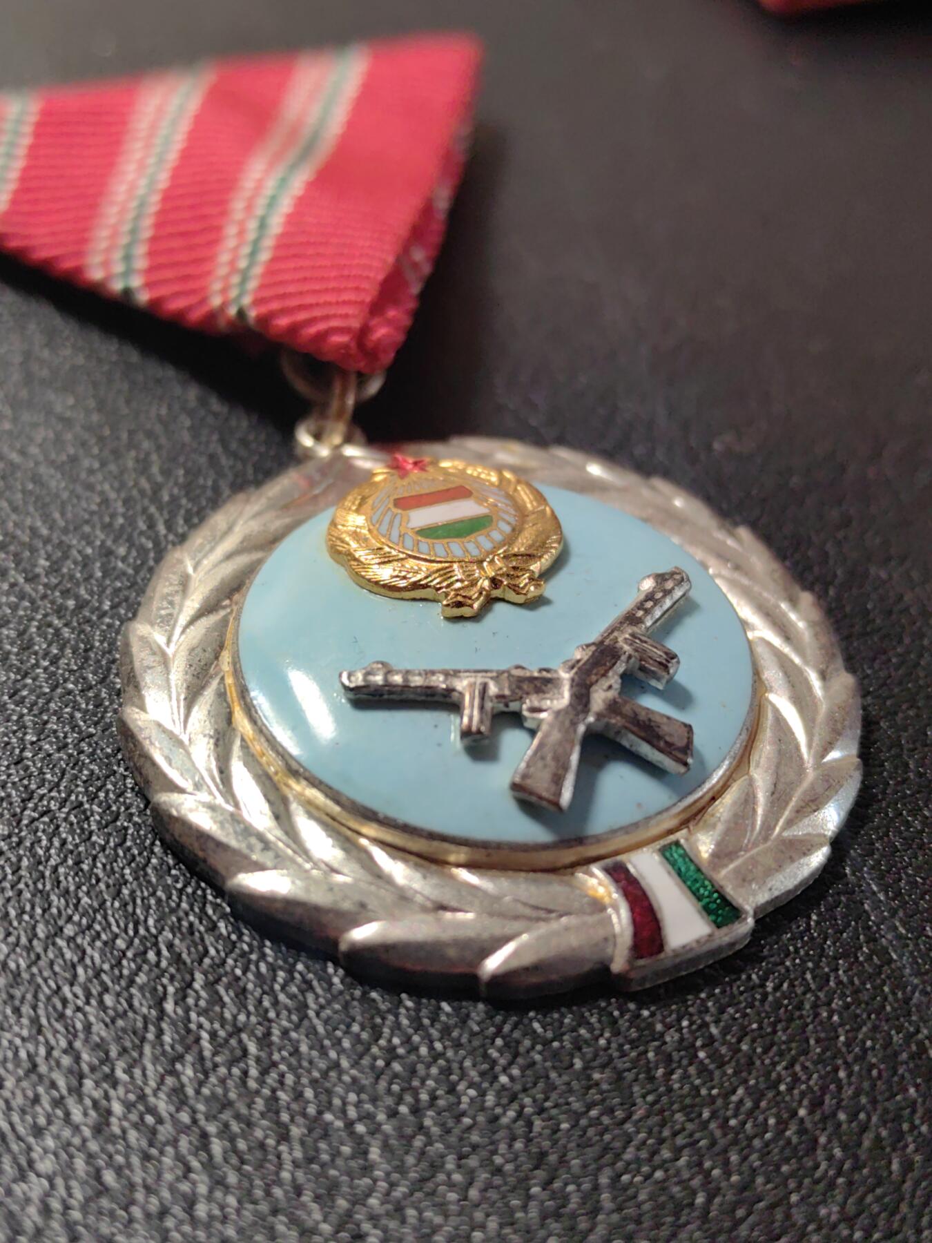 靖甫拍卖第五场 匈牙利人民军功绩奖章带证 早期硬壳证