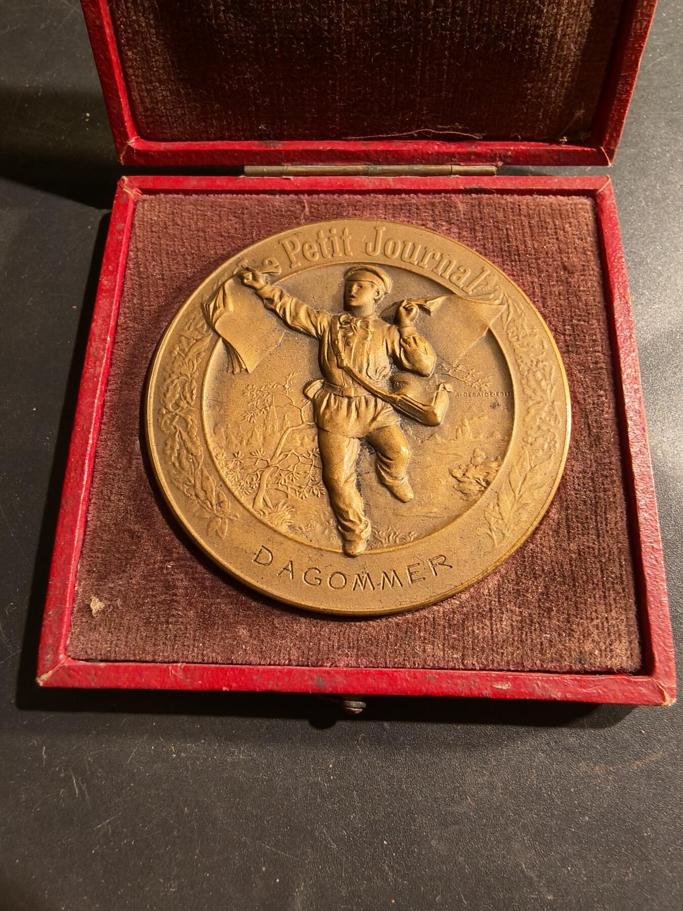 老王徽章第183期 法国1907年《小日报》“智力竞赛与问题大奖赛”大铜章      原盒，盒子卡扣不严     直径58mm    重量85.6g 