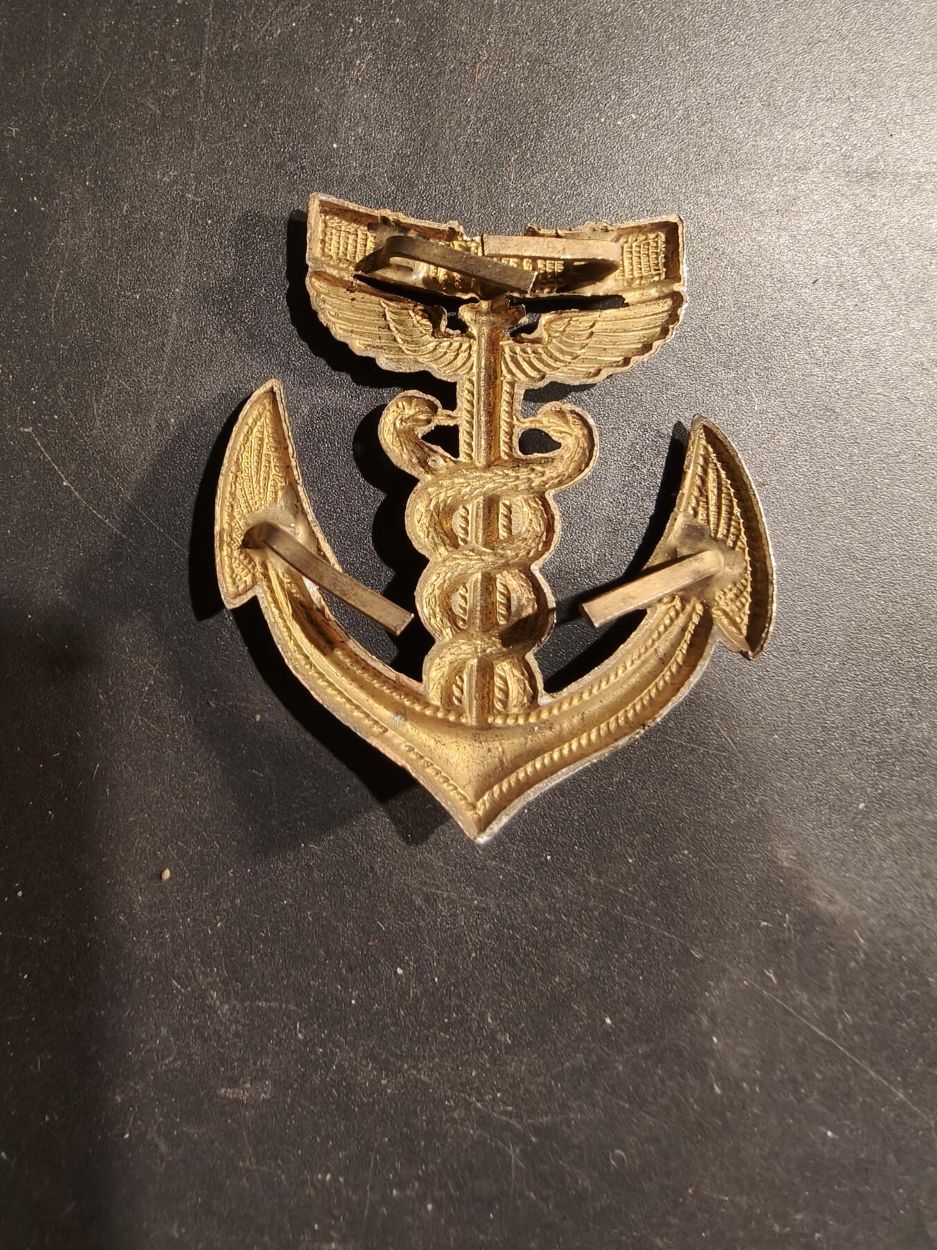 老王徽章第183期 法国殖民地军队卫生部队帽徽