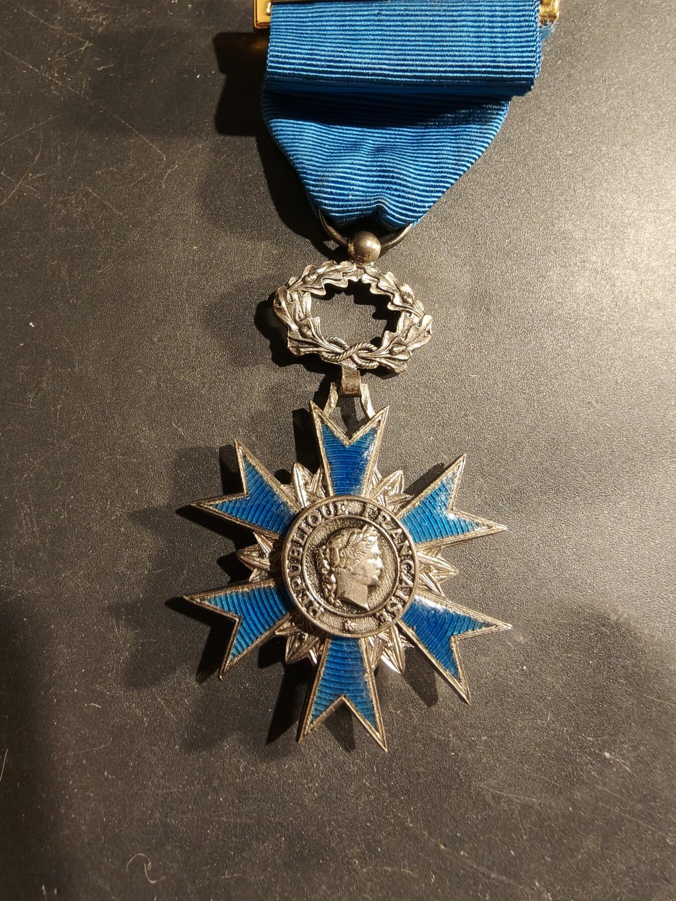 老王徽章第183期 法国骑士级国家功勋勋章    带纸盒