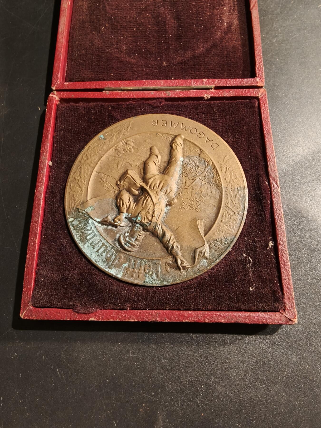 老王徽章第183期 法国1906年《小日报》“智力竞赛与问题大奖赛”大铜章      原盒，盒子卡扣不严     直径58mm    重量83.4g