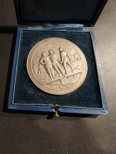 老王徽章第183期 - 法国战争部射击协会镀银大铜章    原盒     直径50mm     重量55.6g