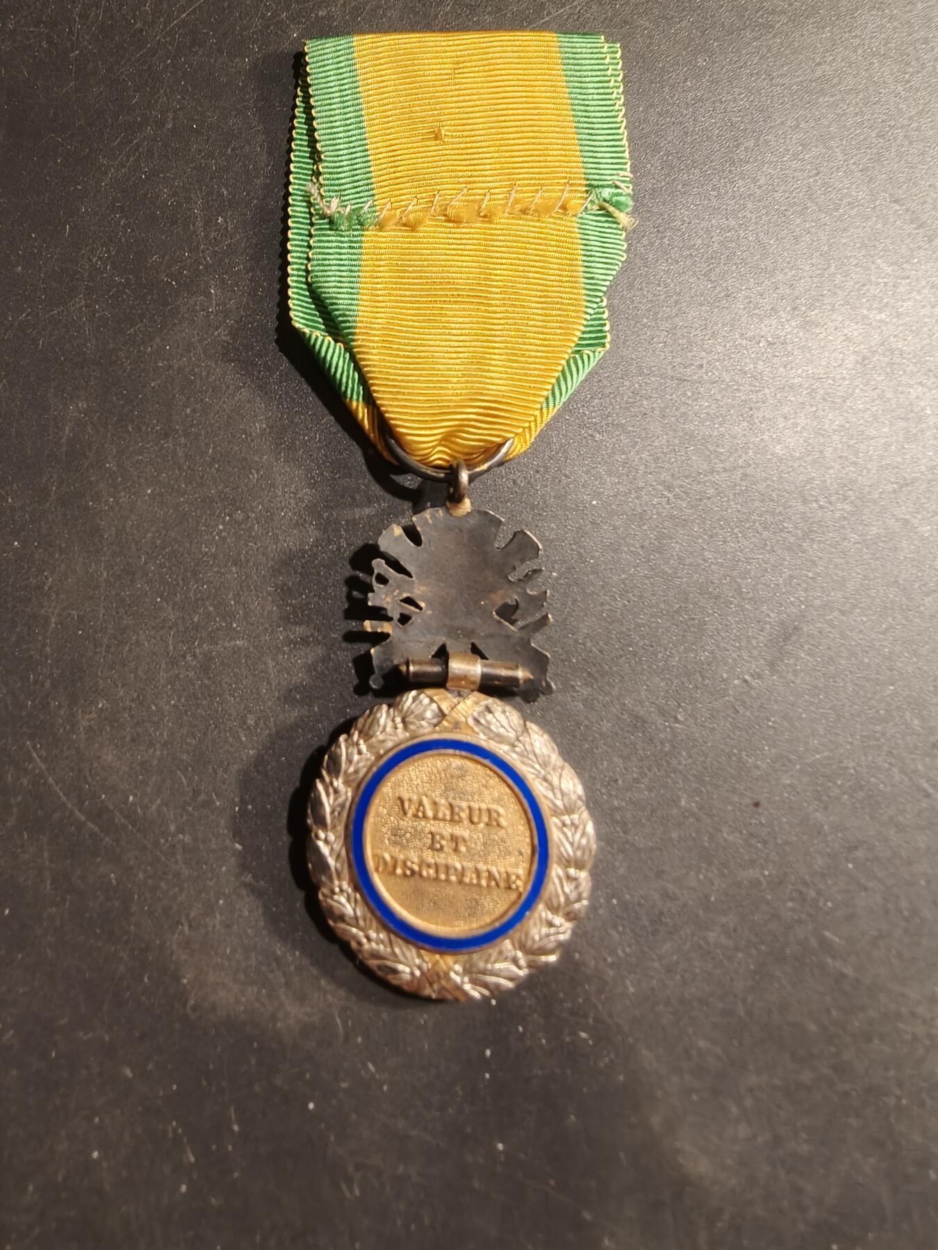 老王徽章第183期 法国军事奖章    三共时期   950银镀金珐琅    20g