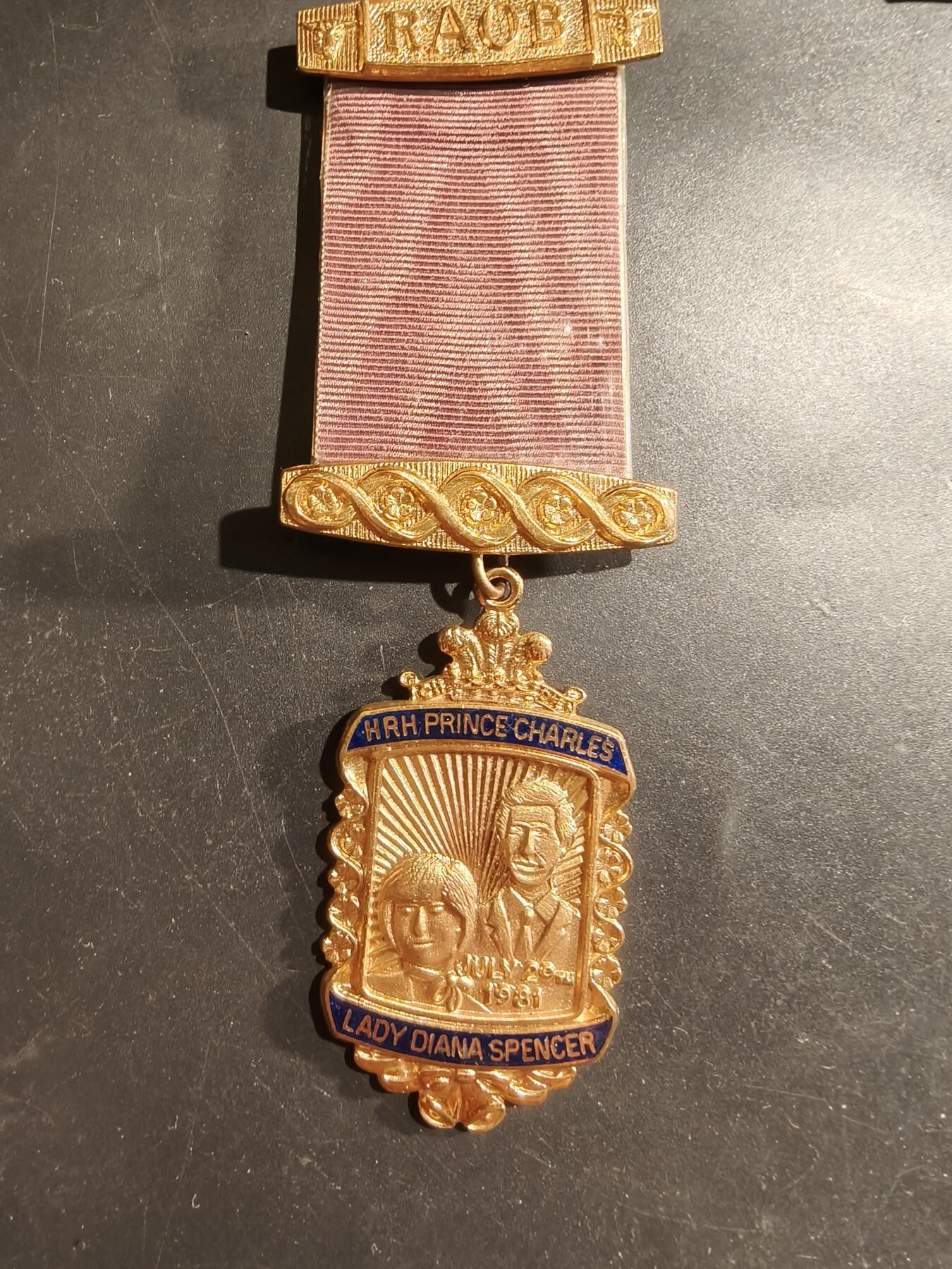 老王徽章第183期 英国皇家野牛兄弟会庆祝查尔斯王储与戴安娜王妃大婚纪念章    实发