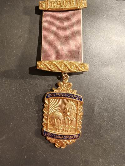 老王徽章第183期 - 英国皇家野牛兄弟会庆祝查尔斯王储与戴安娜王妃大婚纪念章    实发