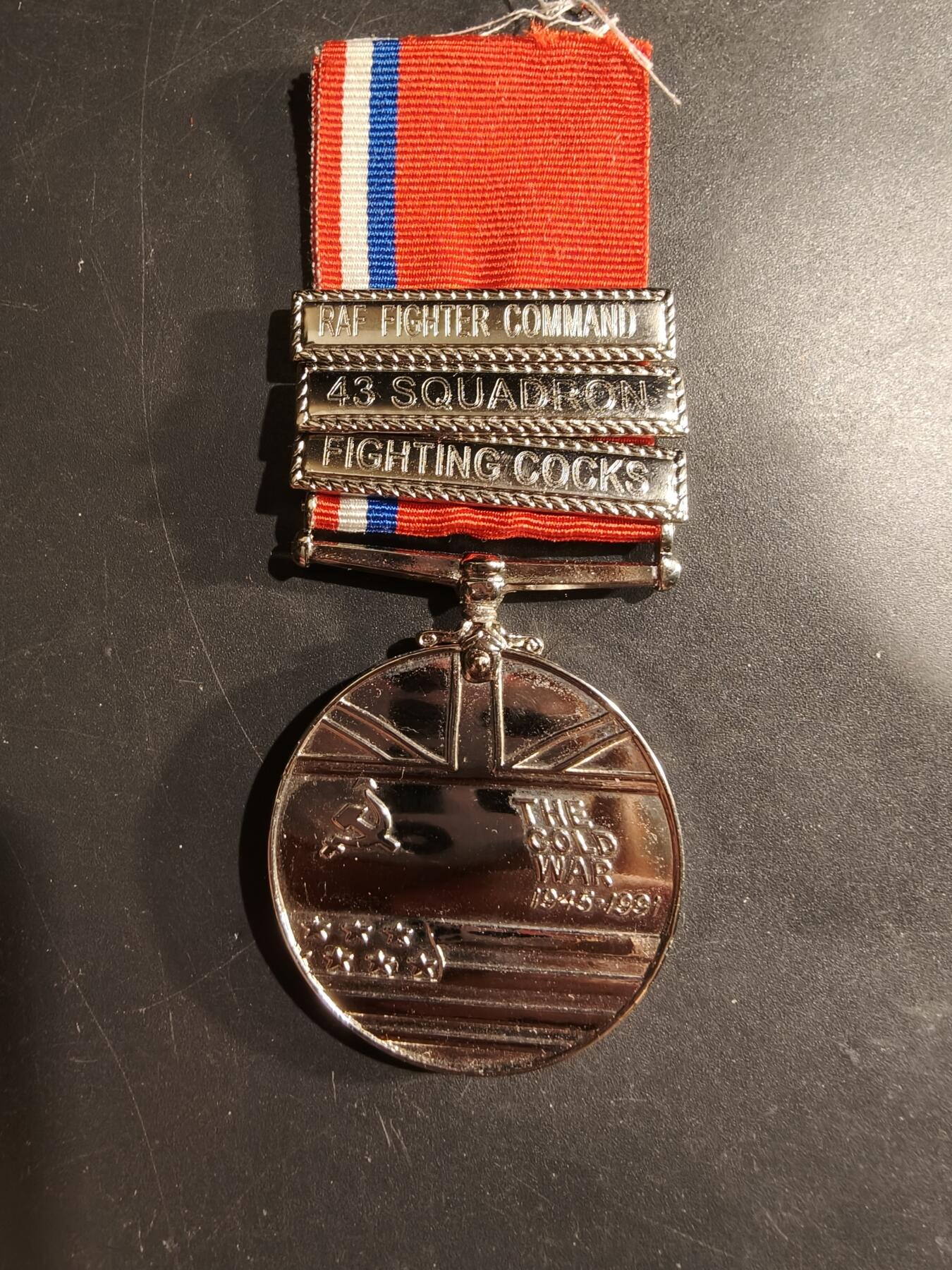 老王徽章第183期 英国冷战胜利纪念章    皇家空军版     皇家空军战斗机司令部、第43战斗机中队、皇家空军“战斗公鸡”中队3勋条     带边铭     同一人获得
