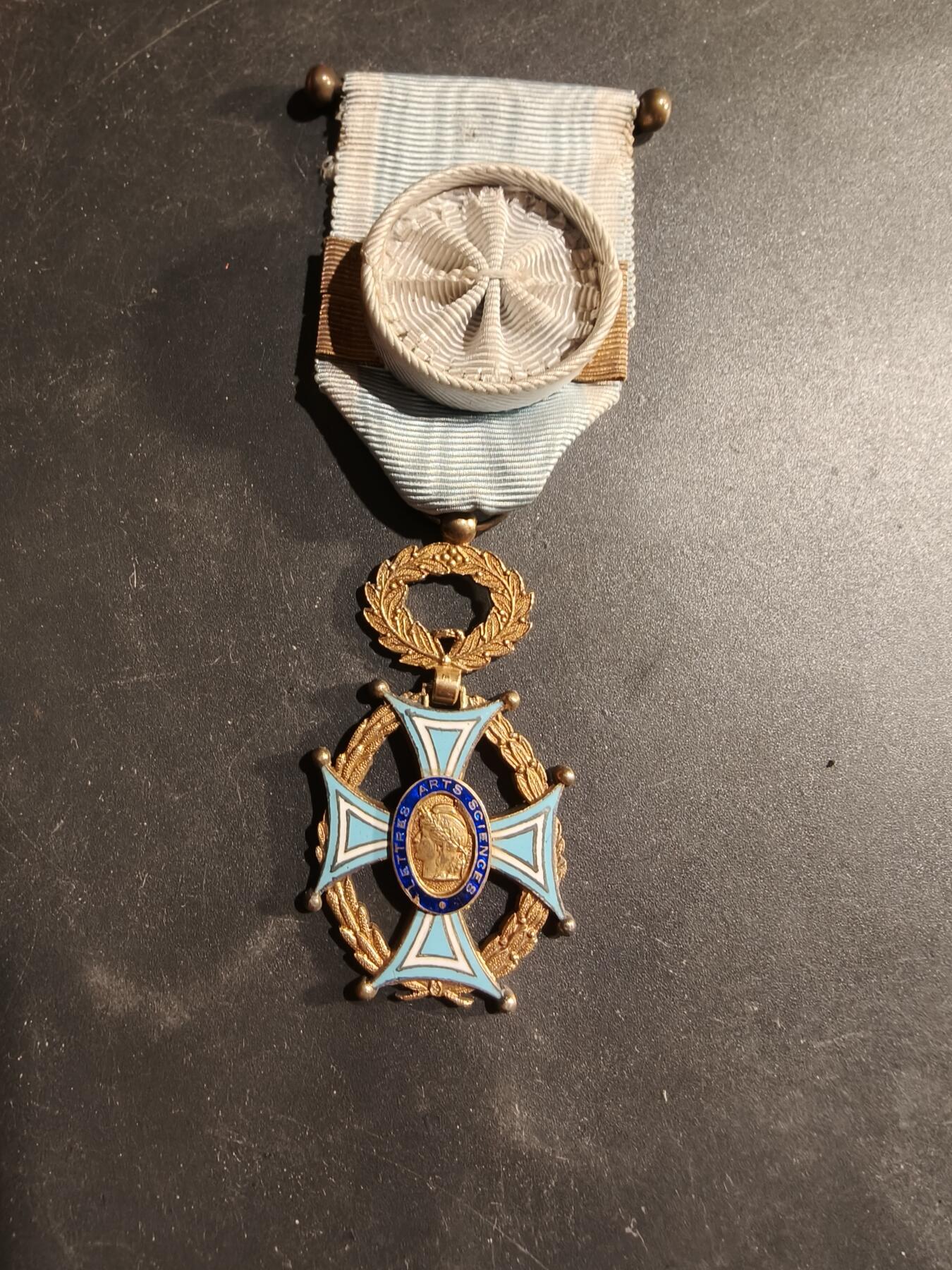 老王徽章第183期 法国军官级艺术、科学与文学协会勋章      原盒    带厂标