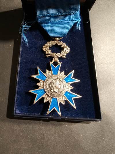 老王徽章第183期 - 法国骑士级国家功勋勋章    原盒     早期950银质珐琅     24.1g