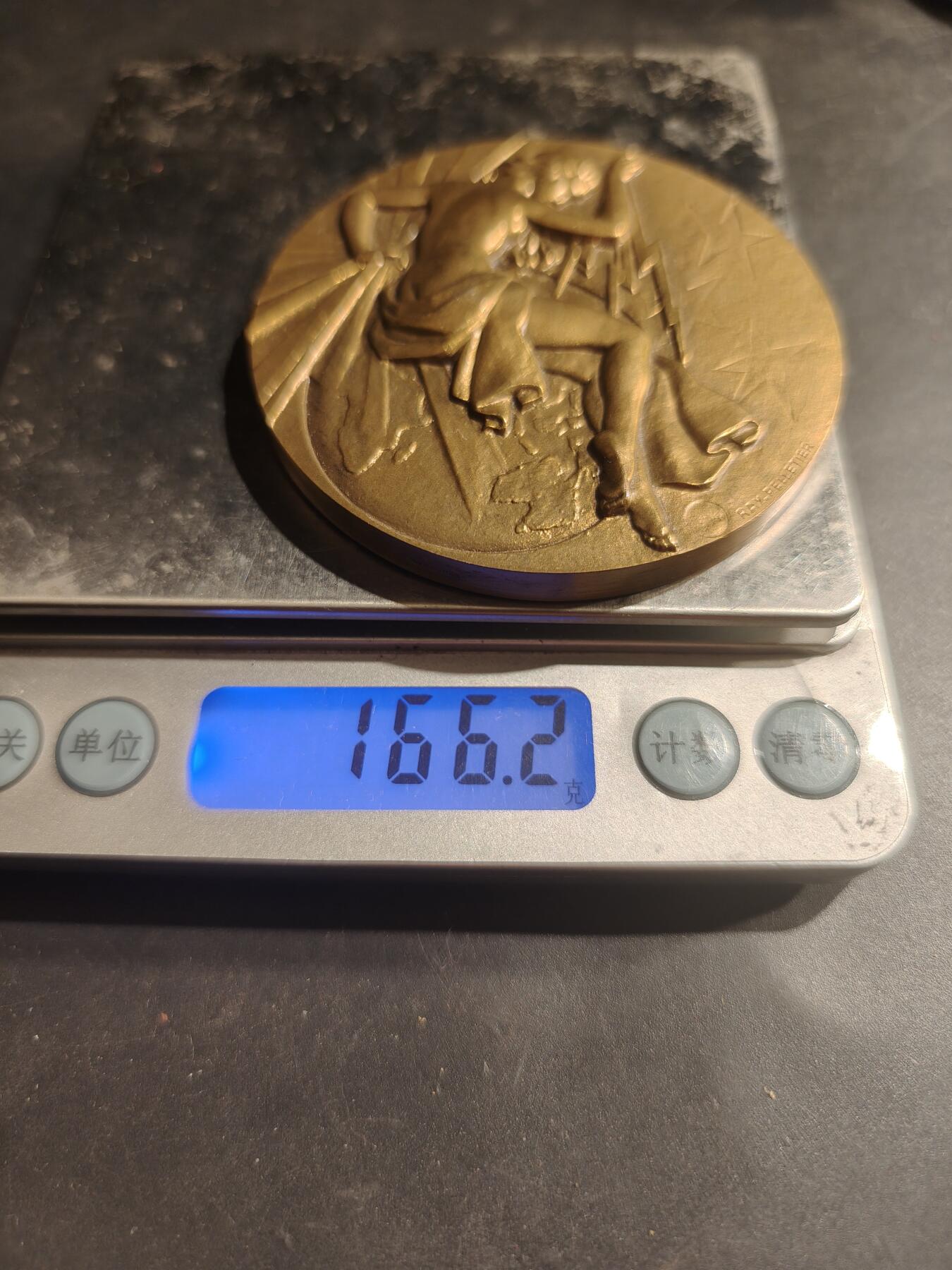 老王徽章第183期 法国电气工程总工会大铜章     原盒     直径66mm     重量166.2g