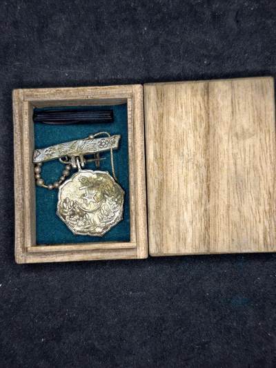 凯旋世界勋赏（持续上新中）（第22期新年大拍）（欢迎送拍）（对拍品有疑问请询问客服，不接受到手刀，出价默认拍品品相。请认真阅读拍卖规则！出价默认已认可！）（收到货请录制开箱视频，无视频概不处理问题。） - 爱国妇人会徽章