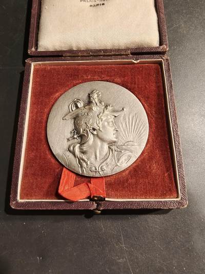 老王徽章第183期 - 法国油漆与玻璃工业企业家同业公会镀银大铜章     原盒，盒子卡扣不严     公鸡头玛丽安娜     直径54mm     重量70g 