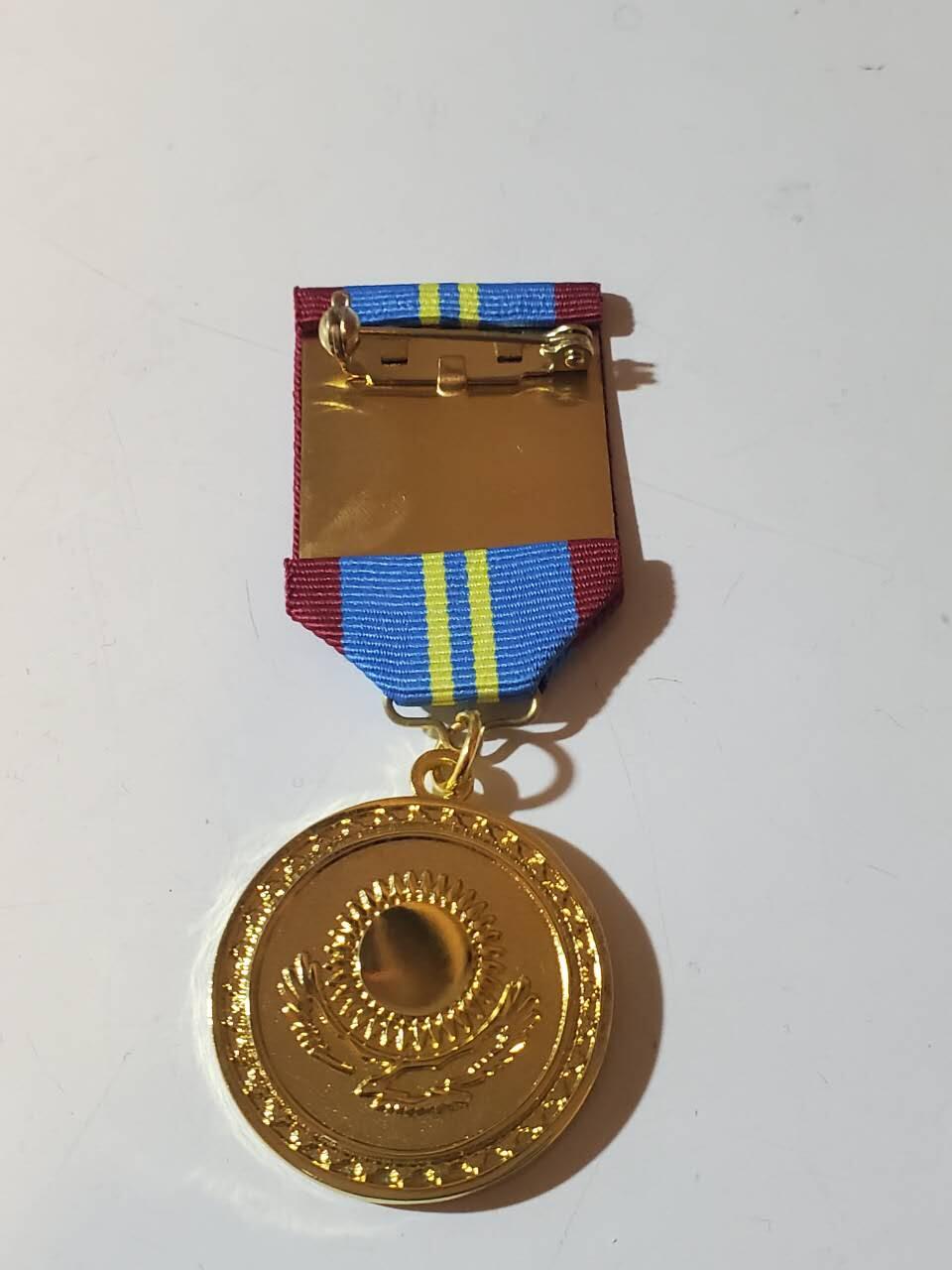 韵星假日军品类拍卖第42期 -- Rimey Holidays Militaria Auction 42 哈萨克斯坦共和国议会服务三十年奖章 铜镀金 极品品相 非常少见的奖章和国家 非常厚重制作精良