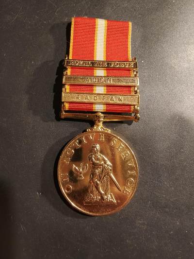 老王徽章第183期 - 英国皇家空军现役服役奖章     英国皇家空军、亚丁、拉德凡三勋条     带边铭    同一人获得     该皇家空军人员冷战时期参加过镇压也门独立的军事行动运动      1963年10月南也门民族阵线在拉德凡山区发动反对英国殖民者的武装斗争 