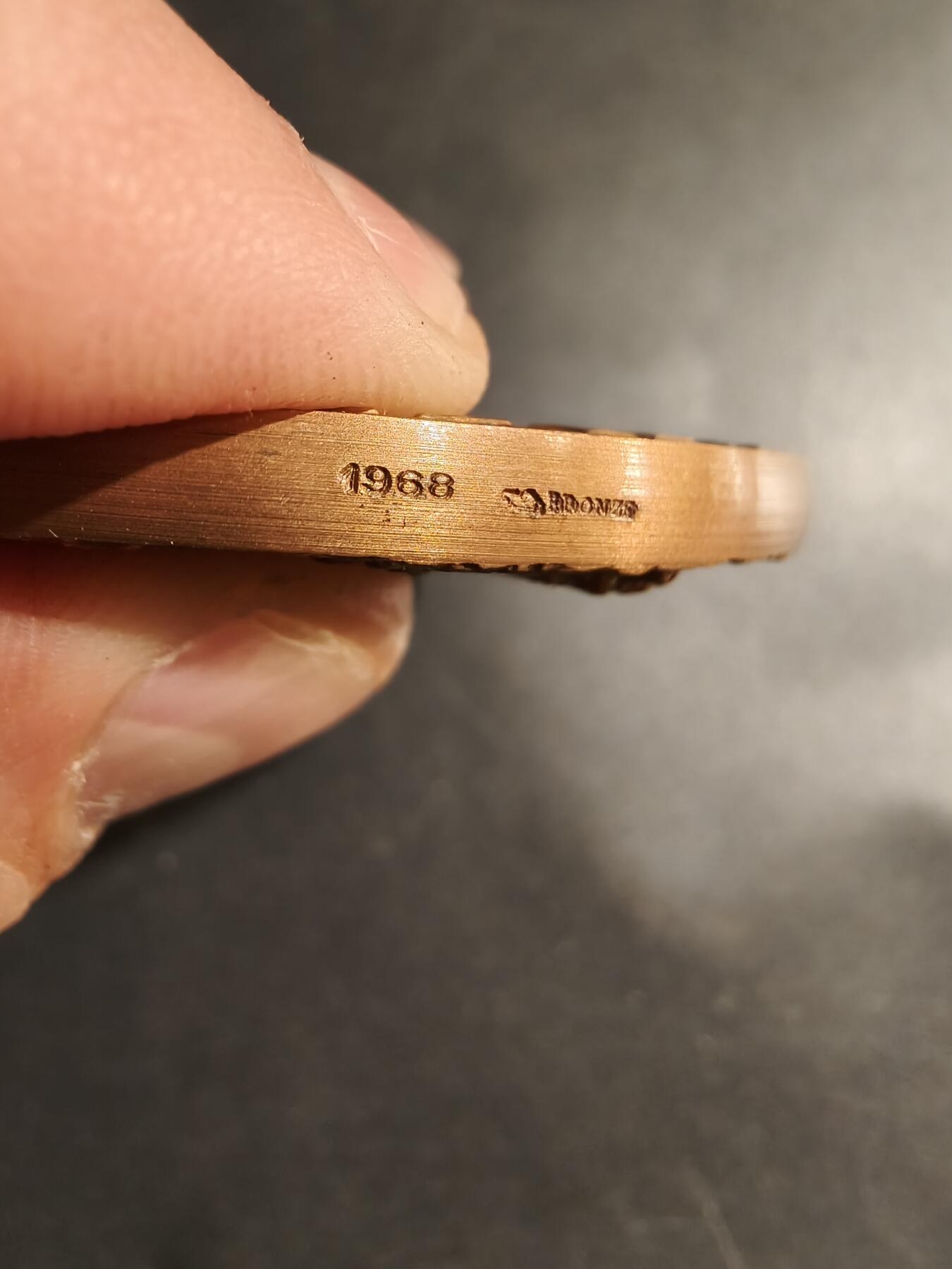 老王徽章第183期 法国一战停战50周年大铜章     原盒     直径68mm    重量170.1g