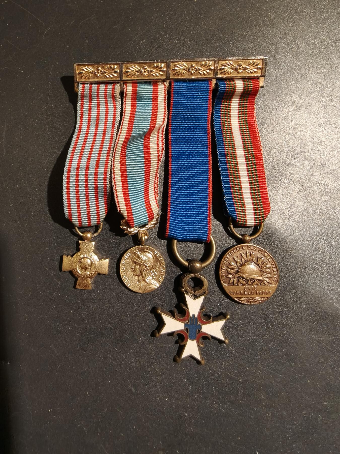 老王徽章第183期 法国北非安全行动老兵四联排迷你章     包含北非安全行动奖章、战斗十字、骑士级杰贝尔十字勋章、UNC老兵协会奖章