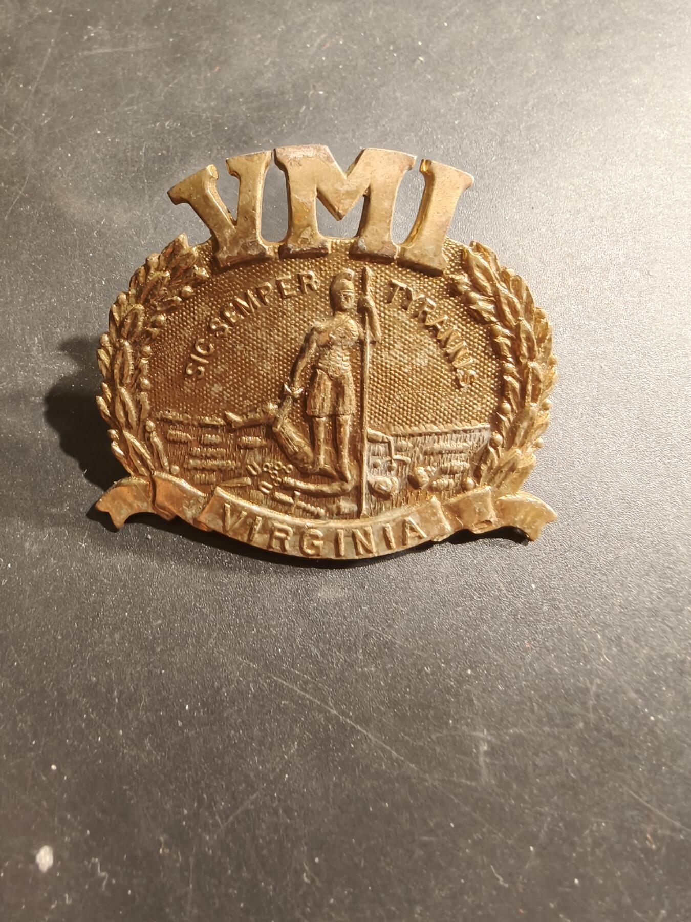 老王徽章第183期 美国弗吉尼亚军事学校大檐帽徽     国民政府名将孙立人将军的母校，与西点军校齐名