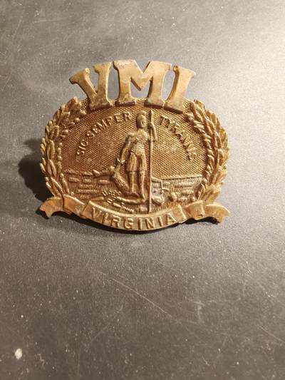 老王徽章第183期 - 美国弗吉尼亚军事学校大檐帽徽     国民政府名将孙立人将军的母校，与西点军校齐名