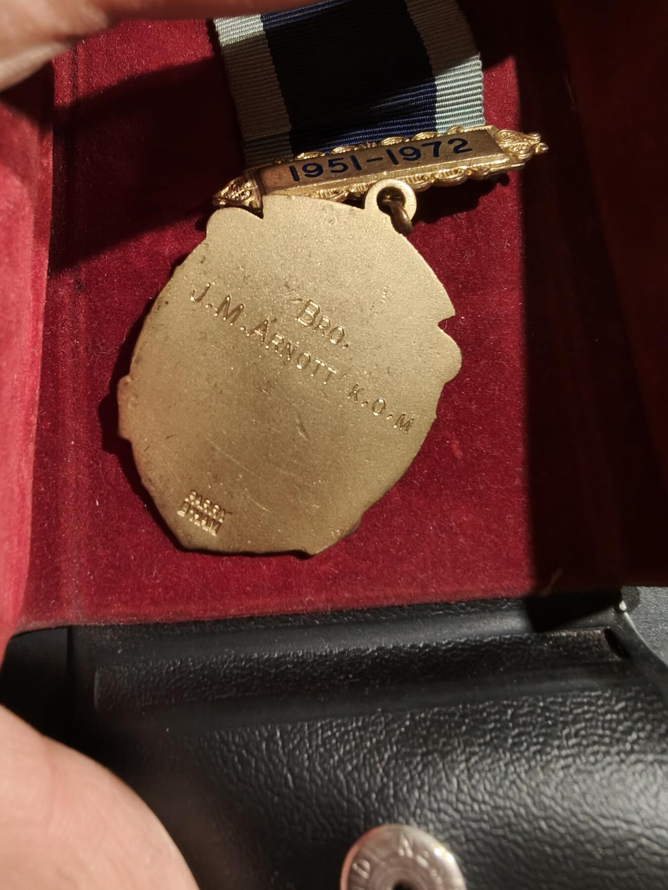 老王徽章第183期 英国共济会奖章   实发    带皮套