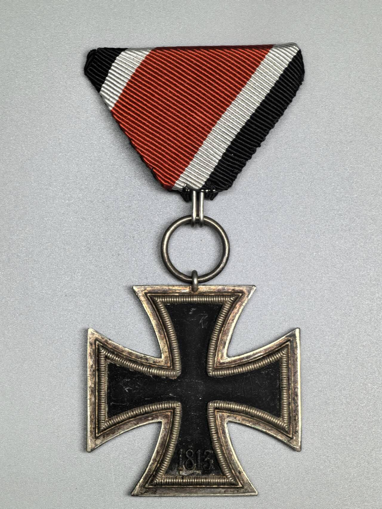 小驴勋章奖章收藏2月22日周日晚六点拍卖（珍爱和平，收藏战争，铭记历史，勿忘国耻，忠党爱国。有偿代拍，送拍规则在简介最后，参拍须阅读规则后再参拍，关系到运费包装发货时效真假辨别等关键信息，拍卖时不再发原图，看大图店主微信码在拍卖店铺介绍里） 得三EKII，环打27厂标，铁质核心黑漆，后配绶带