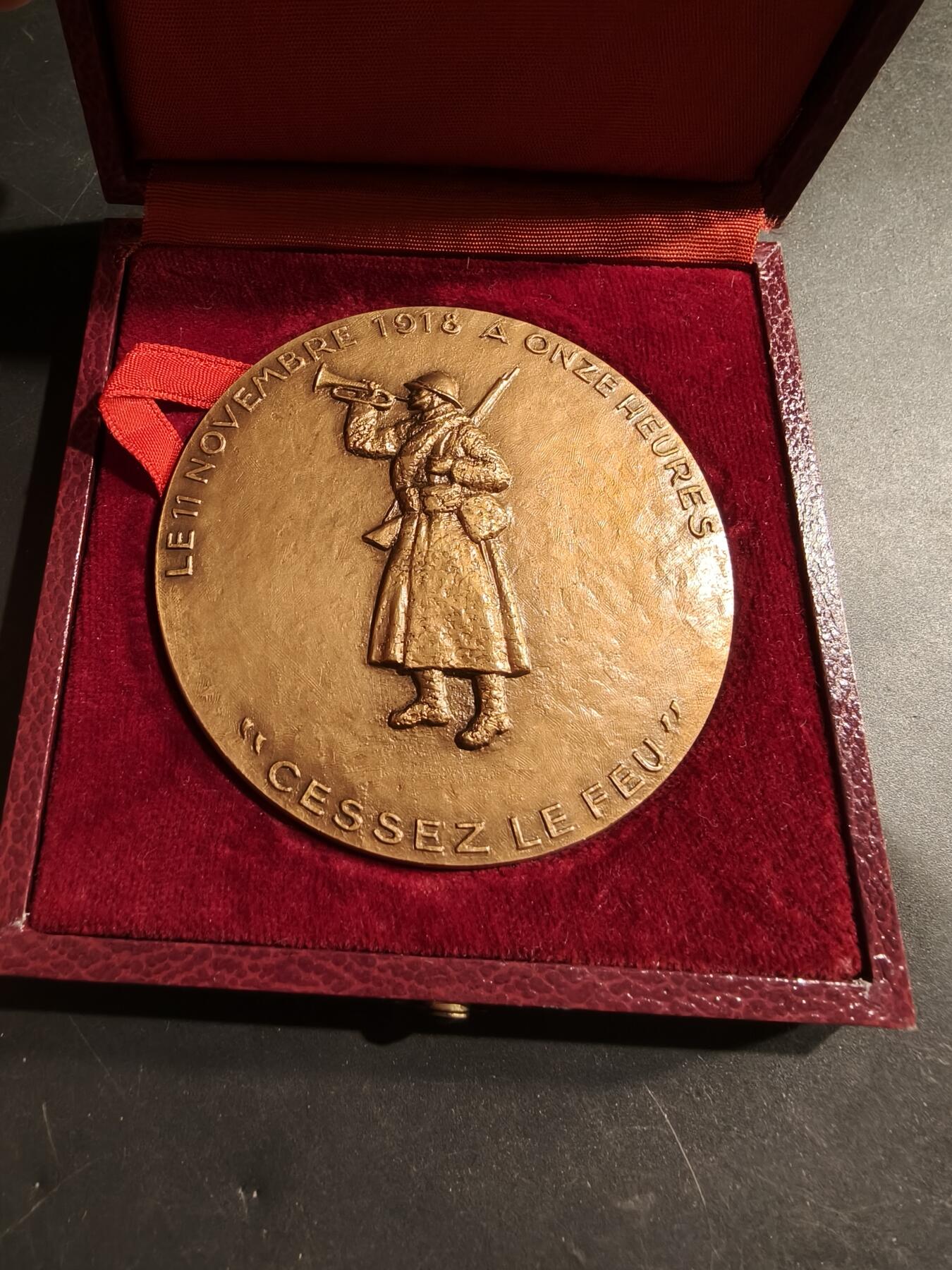 老王徽章第183期 法国一战停战50周年大铜章     原盒     直径68mm    重量170.1g