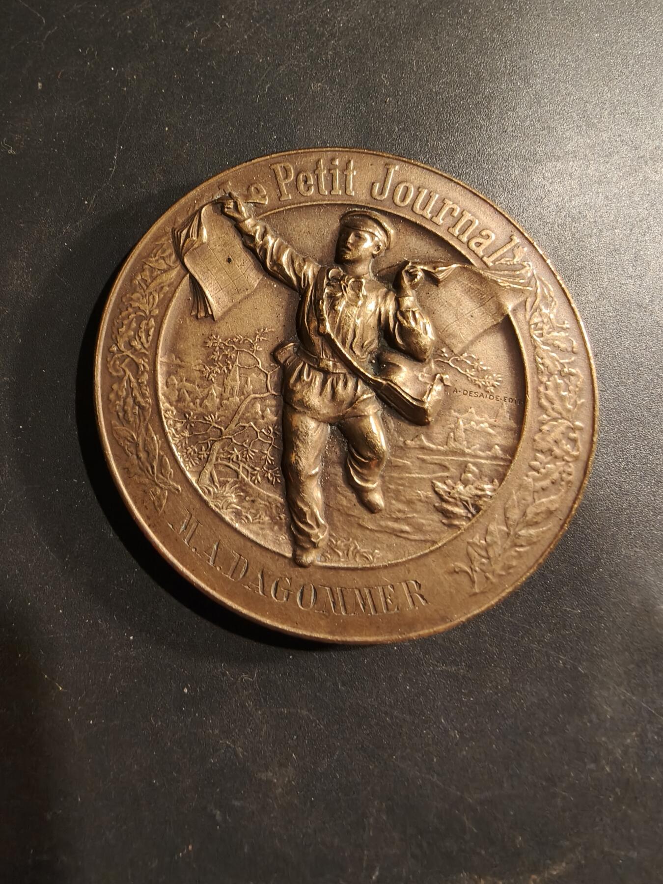 老王徽章第183期 法国1900年《小日报》“智力竞赛与问题大奖赛”大铜章      原盒，盒子连接处松动     直径58mm    重量101.7g