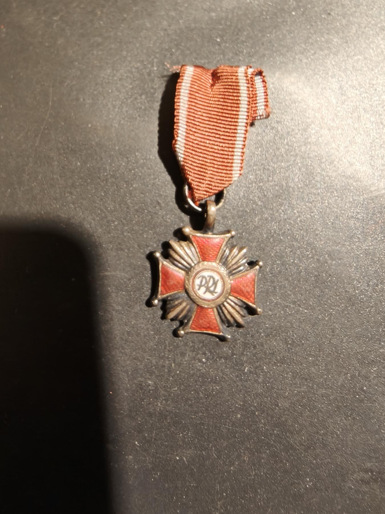 老王徽章第183期 波兰人共银级功绩勋章迷你章