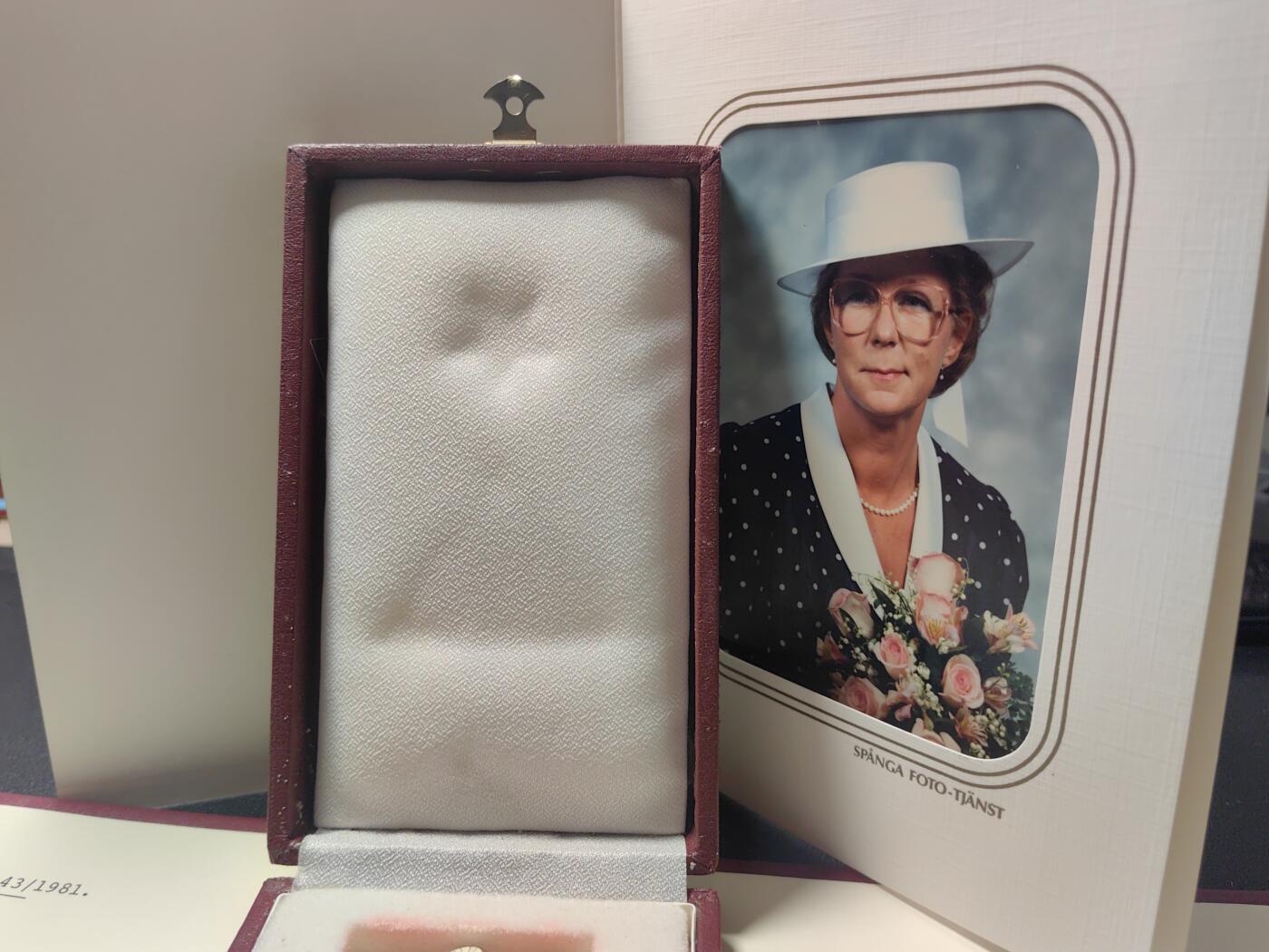 靖甫拍卖第五场 匈牙利银级劳动勋章 女博士得主 原盒略豪华大证 带个照片