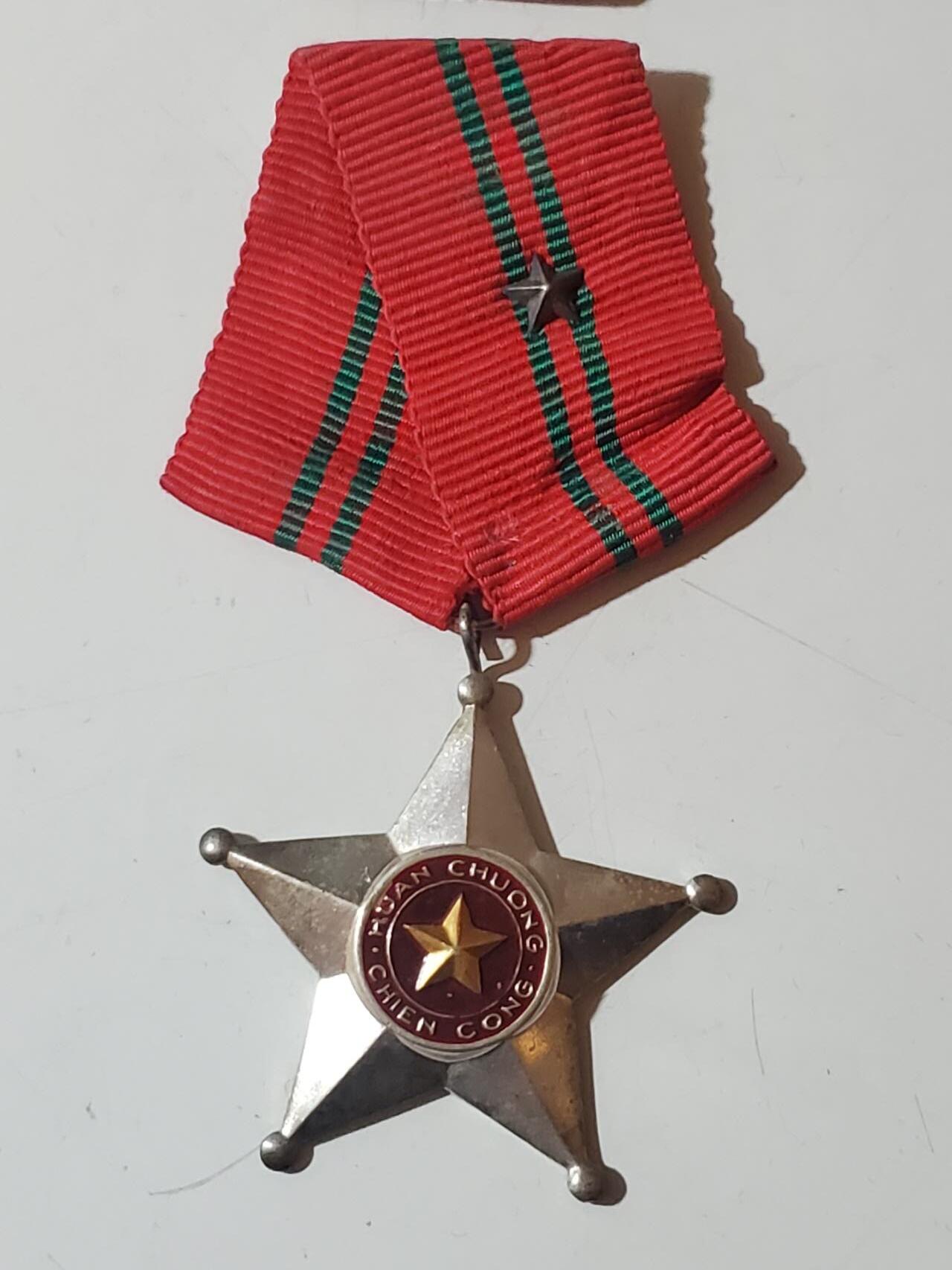 韵星假日军品类拍卖第42期 -- Rimey Holidays Militaria Auction 42 越南民主共和国（北越）三级战功勋章带略 白铜版本 战时