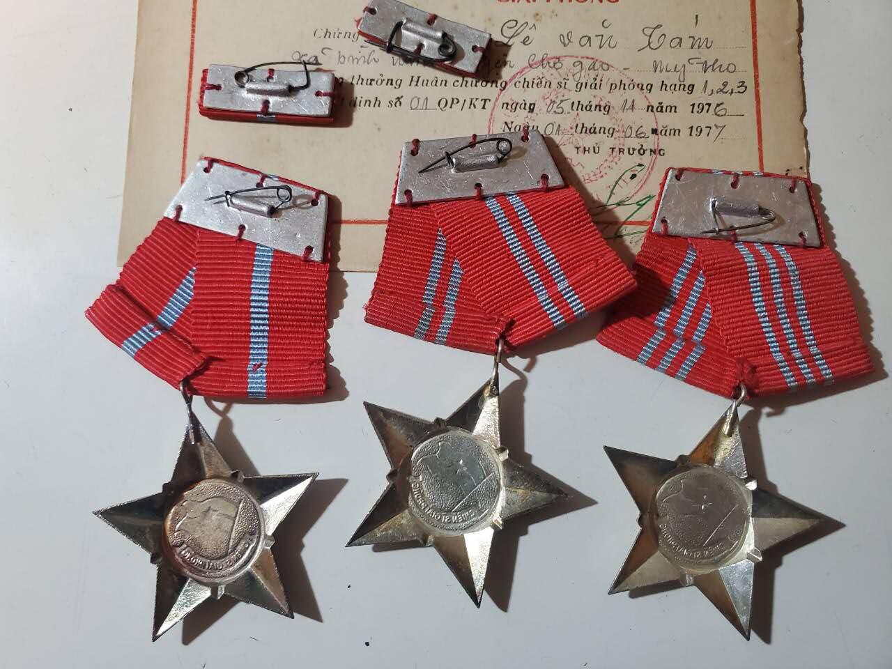 韵星假日军品类拍卖第42期 -- Rimey Holidays Militaria Auction 42 越南南方共和国（越共）一二三级别解放战士勋章带证略一套 证书上为1、2、3级一套总体记录 均为白铜镀银战时版本 2、3等级带略 