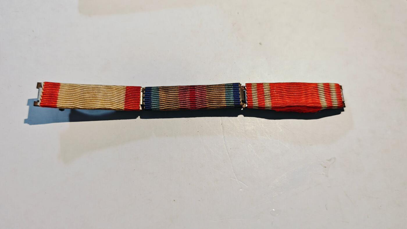 东亚勋章徽章主题拍卖8（120件） 日本联排2（ 白叶 七七 赤十字 ）