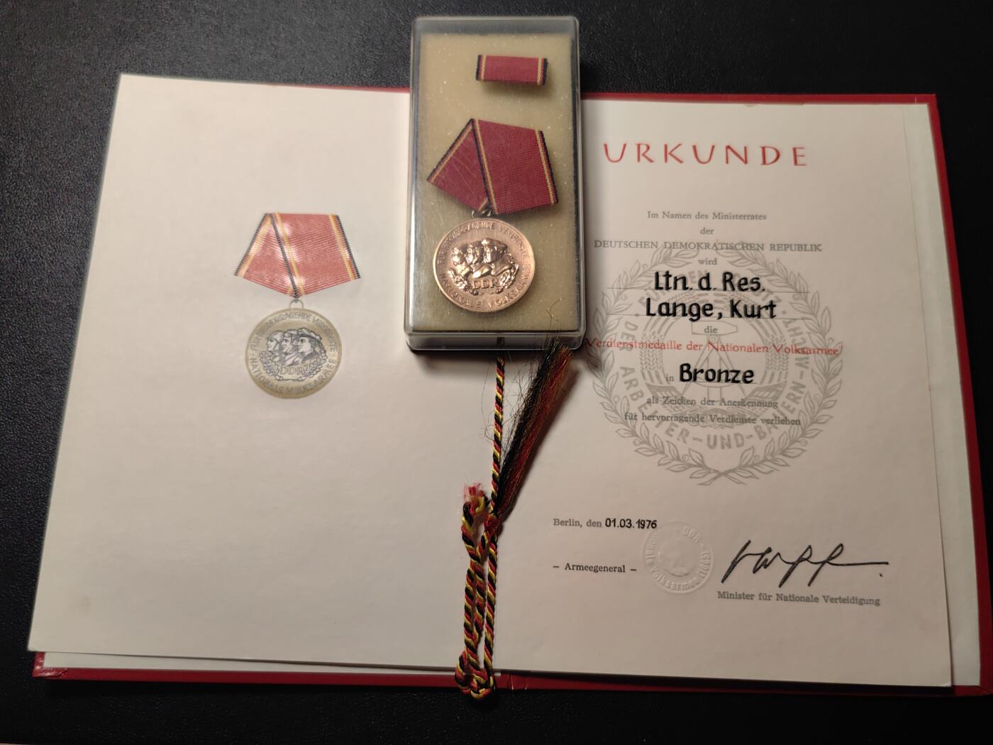 靖甫拍卖第五场 东德人民军功绩奖章带证