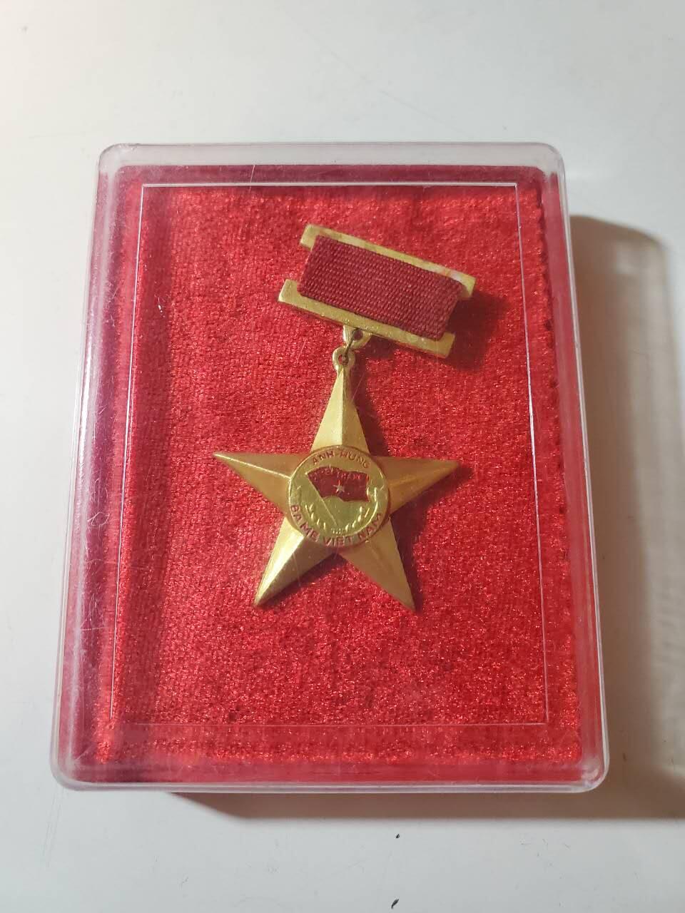 韵星假日军品类拍卖第42期 -- Rimey Holidays Militaria Auction 42 越南社会主义共和国英雄母亲称号金星勋章 第一版 带原盒 原盒少见 非地摊后造版本