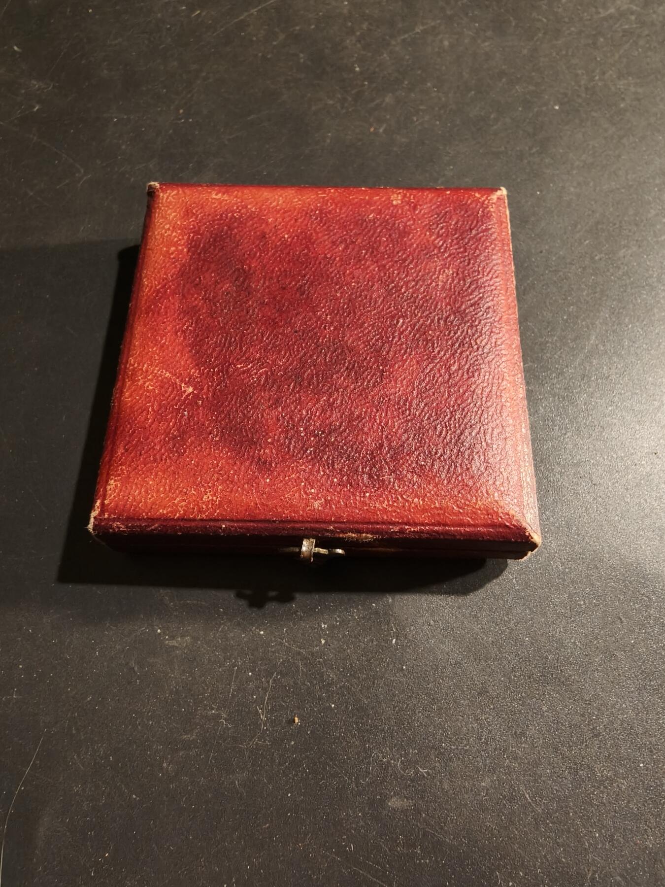 老王徽章第183期 法国阿让和洛特-加龙省工商会镀银大铜章    原盒     直径41mm    重量27.3g