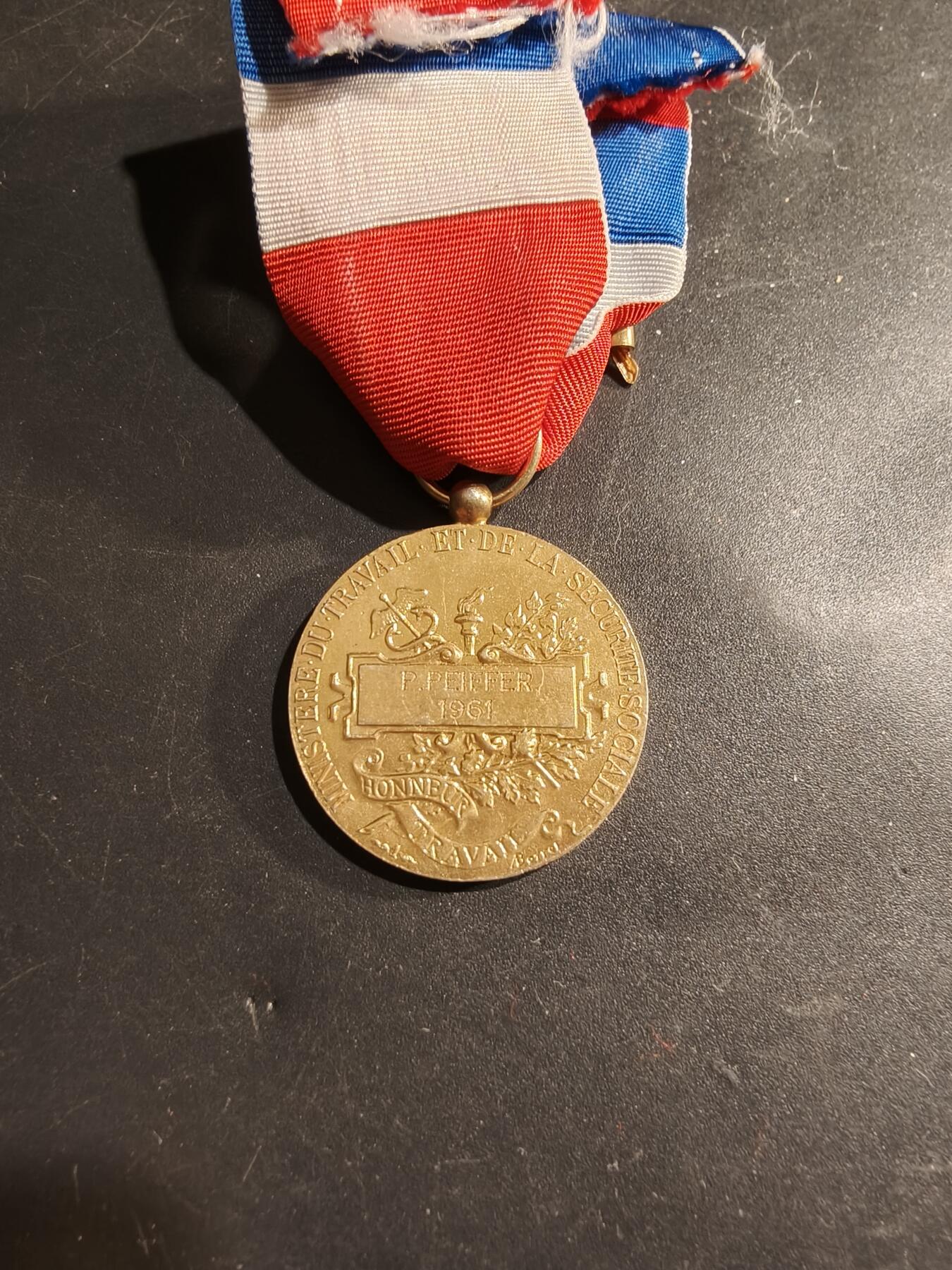 老王徽章第183期 法国金级劳工奖章   950银镀金    13.6g    1961年实发