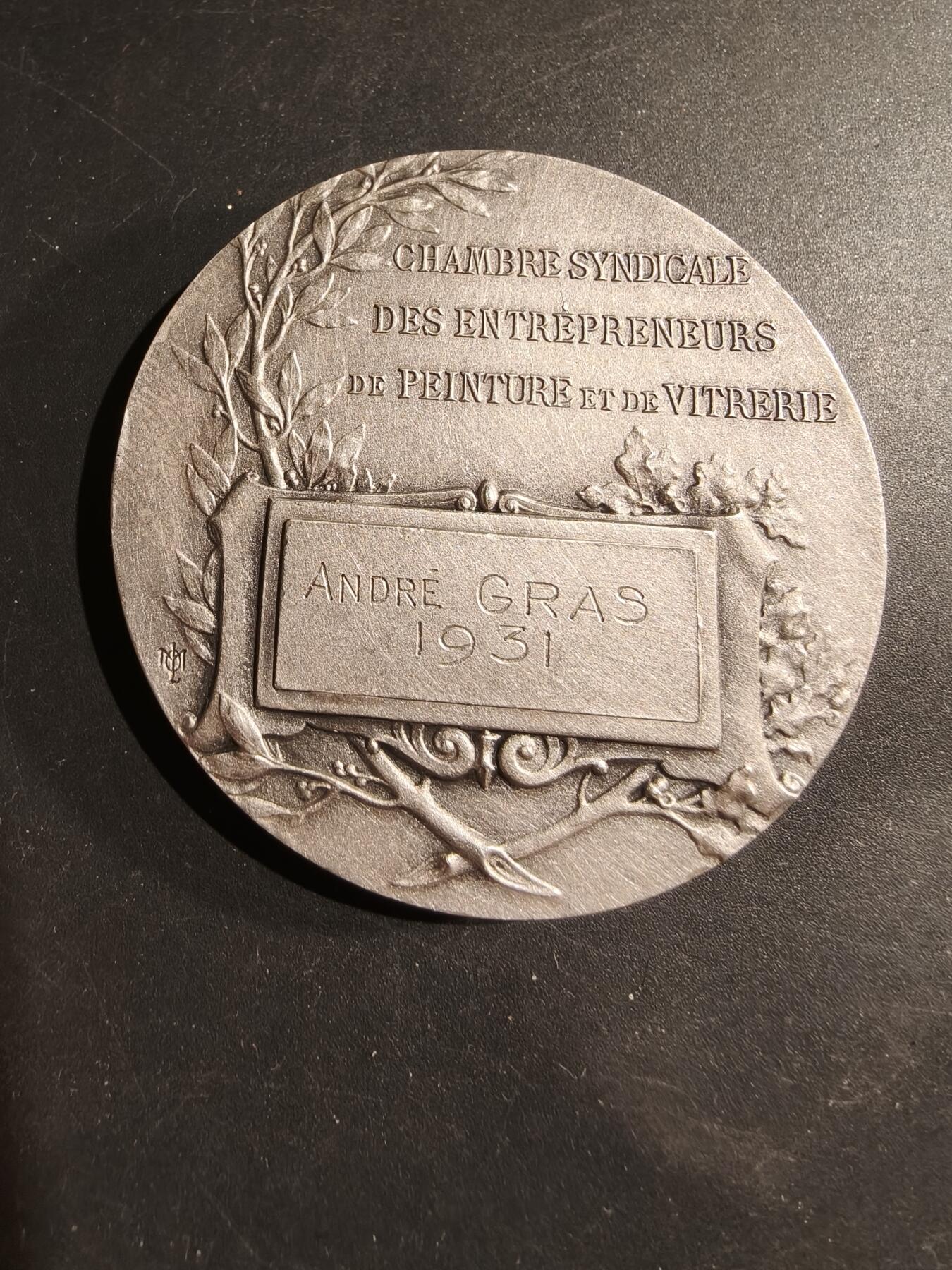 老王徽章第183期 法国油漆与玻璃工业企业家同业公会镀银大铜章     原盒，盒子卡扣不严     公鸡头玛丽安娜     直径54mm     重量70g 